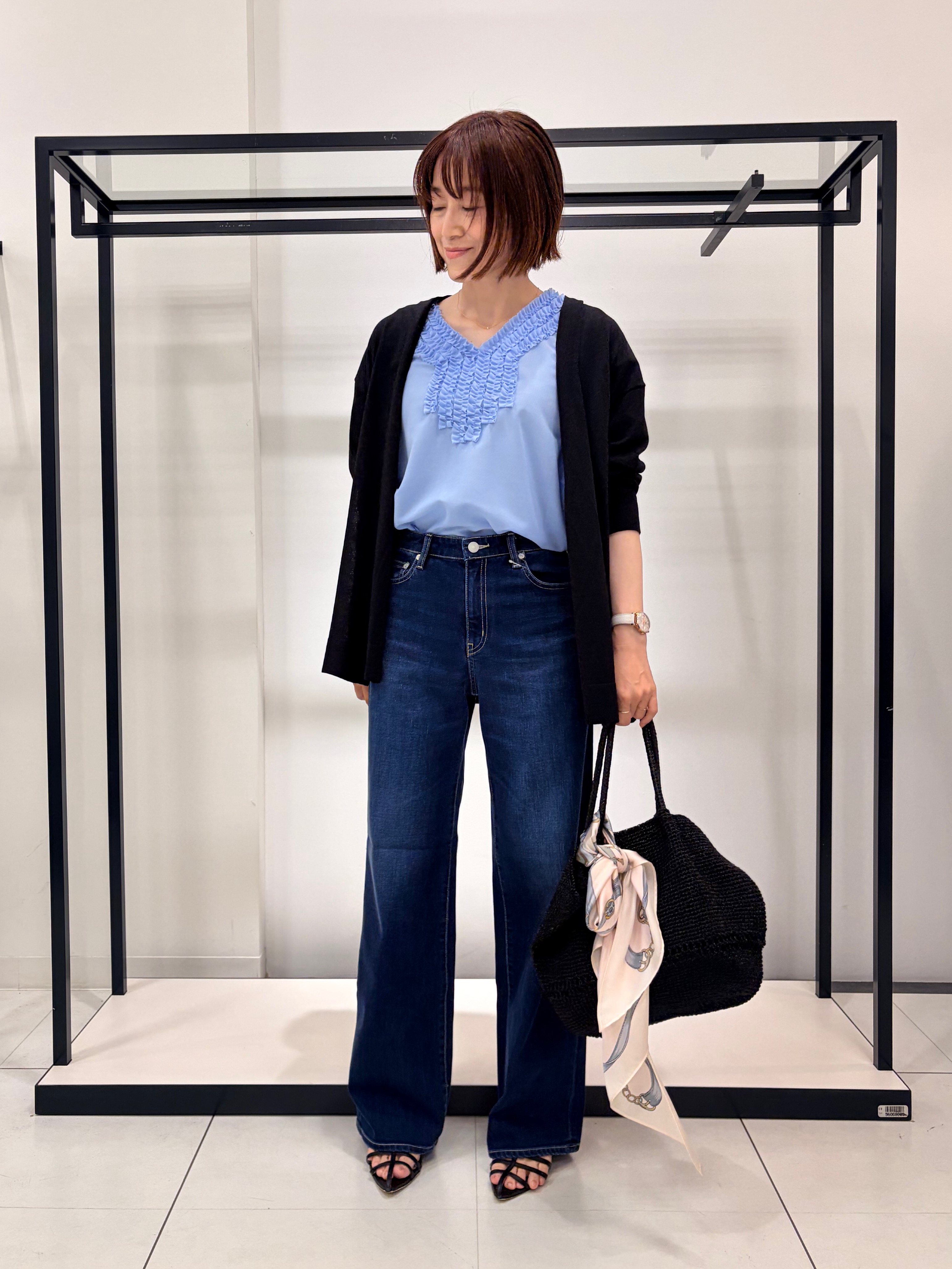 Mikiさんの「UNTITLED｜【接触冷感/通気性/洗える】Vネックフリルブラウス」を使ったコーディネート