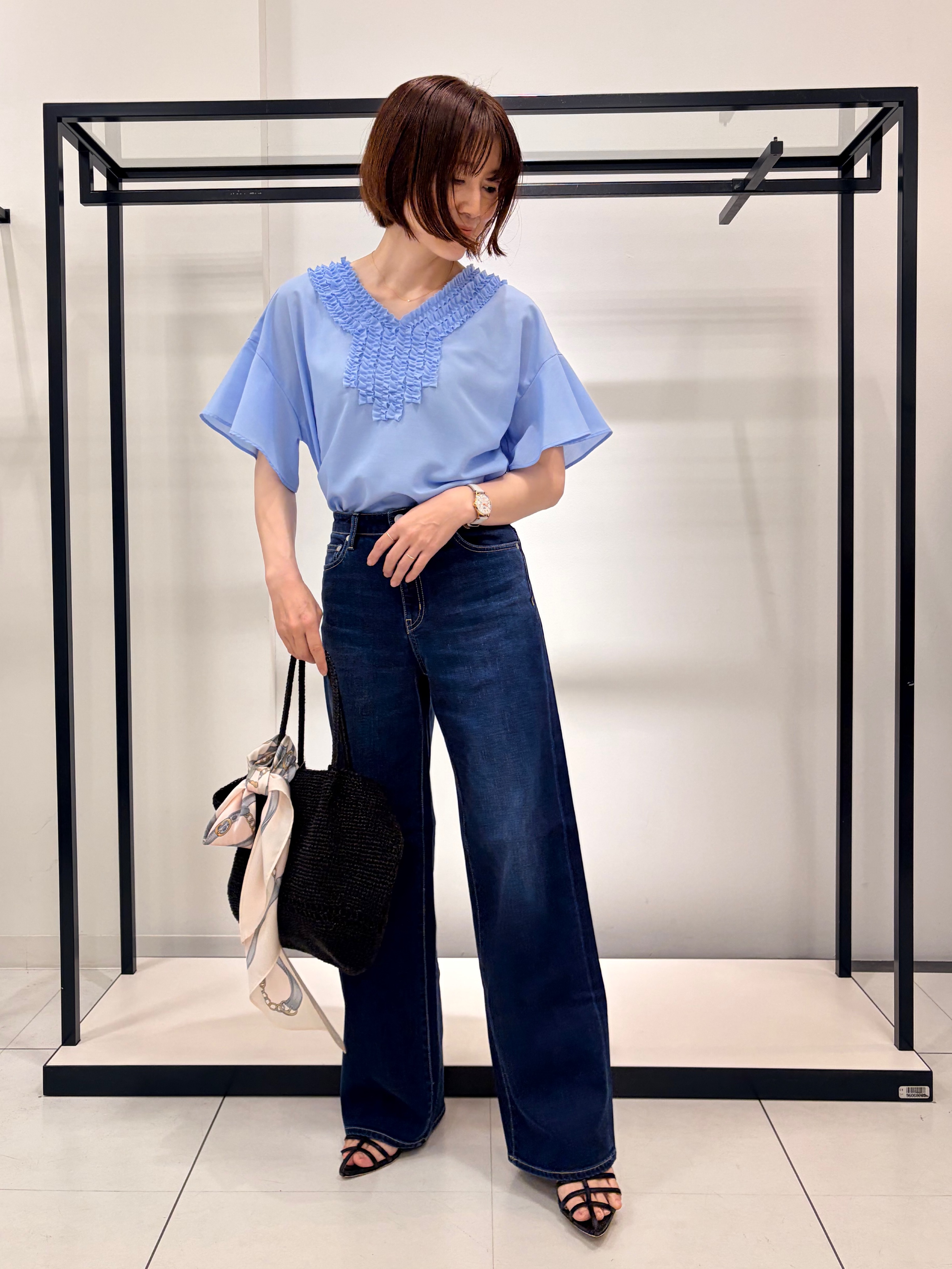 Mikiさんの「UNTITLED｜【接触冷感/通気性/洗える】Vネックフリルブラウス」を使ったコーディネート