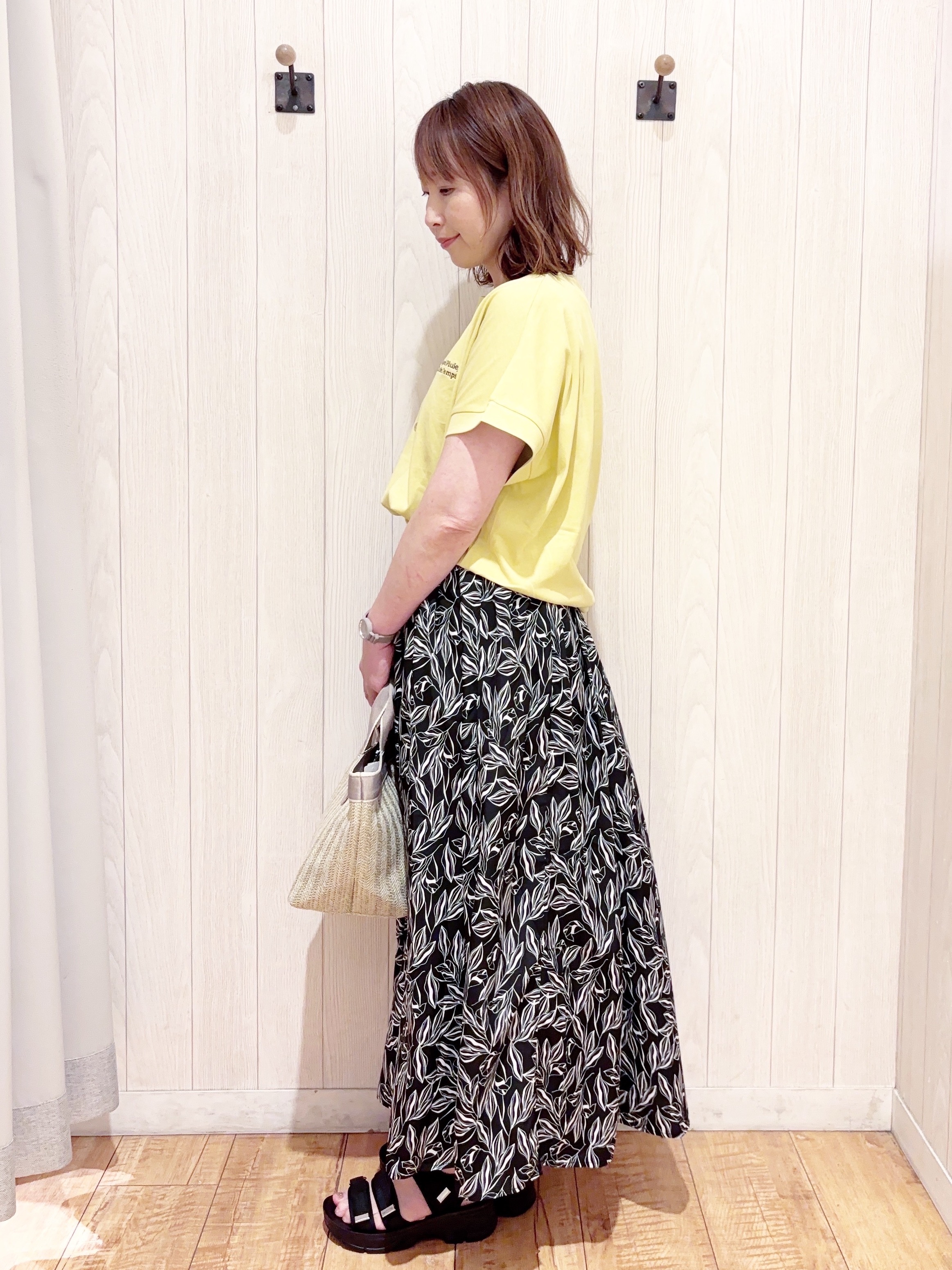 あいこさんの「SHOO･LA･RUE｜【汗じみ防止/ひんやり/S-LL】インせず着られる 刺繍ロゴTシャツ」を使ったコーディネート