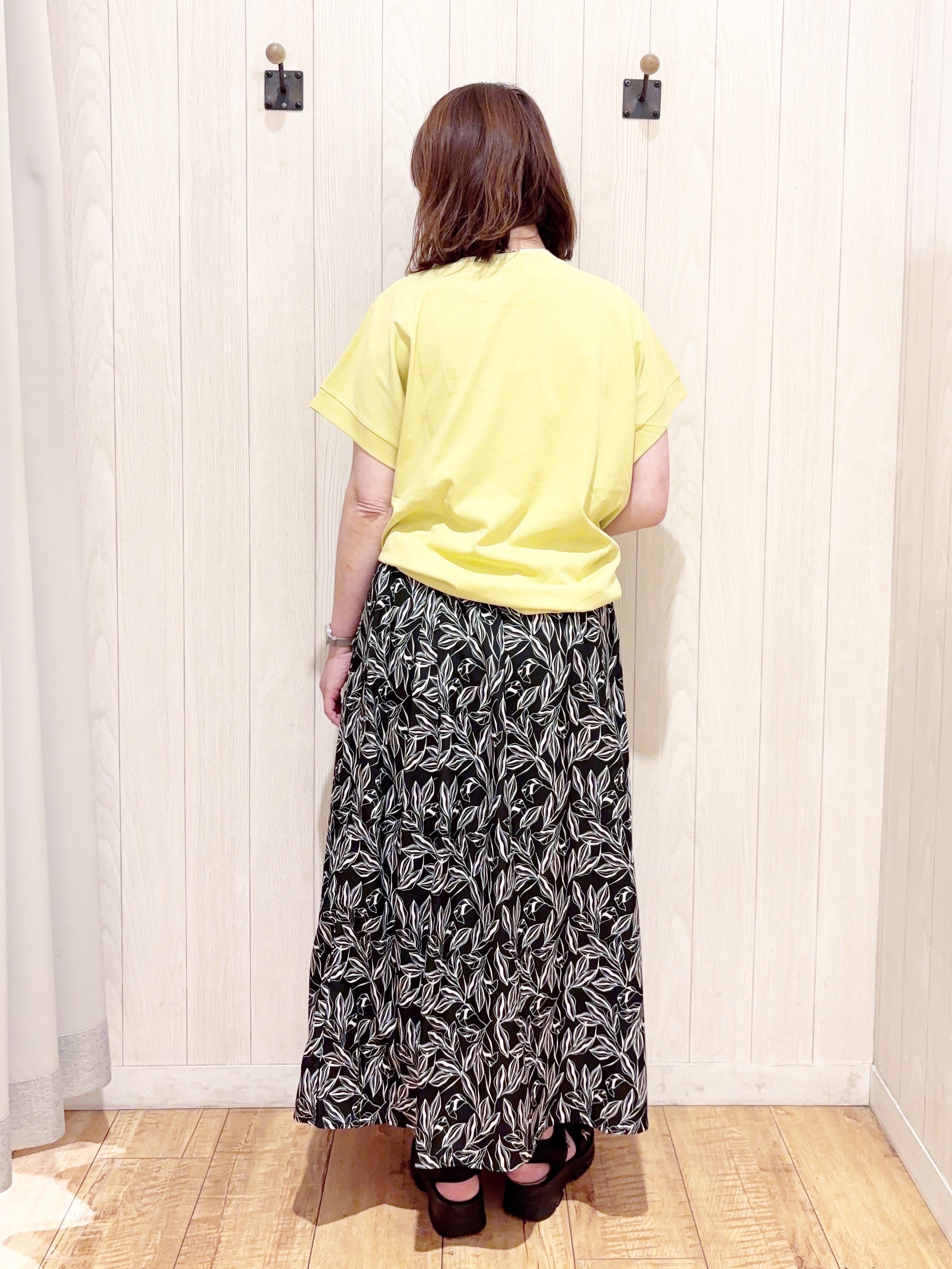 あいこさんの「SHOO･LA･RUE｜【汗じみ防止/ひんやり/S-LL】インせず着られる 刺繍ロゴTシャツ」を使ったコーディネート