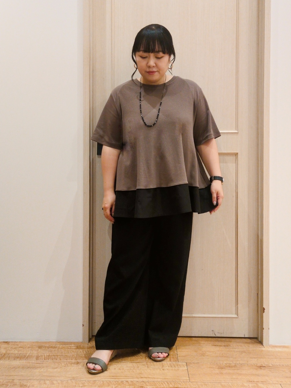 haseさんの「SHOO･LA･RUE｜【ひんやり/UV/抗菌防臭】体型カバーも叶う 裾切り替えAライントップス」を使ったコーディネート