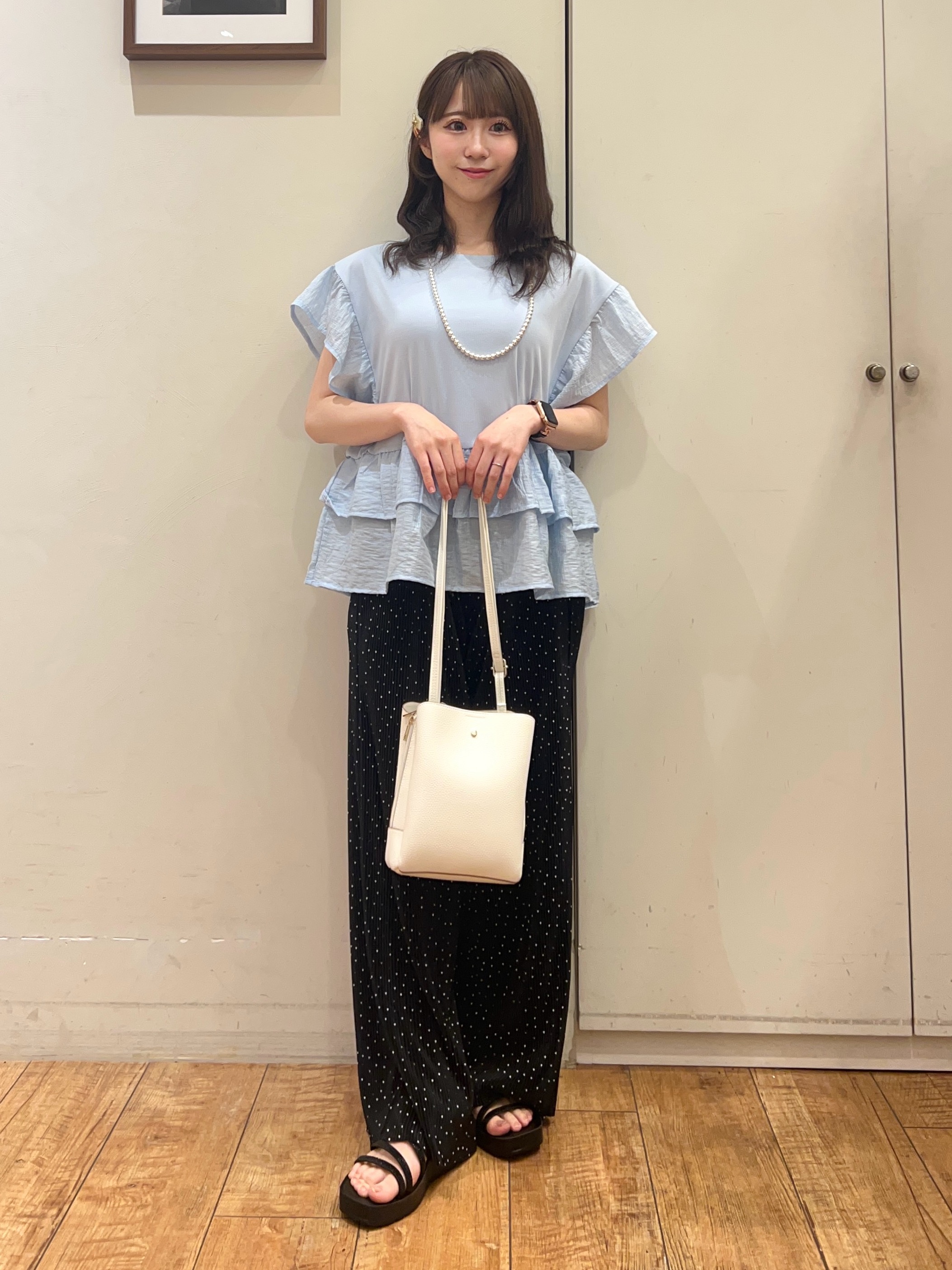 AIRIさんの「SHOO･LA･RUE｜【S-LL/洗濯機可】着るだけで決まる 主役級フリルトップス」を使ったコーディネート