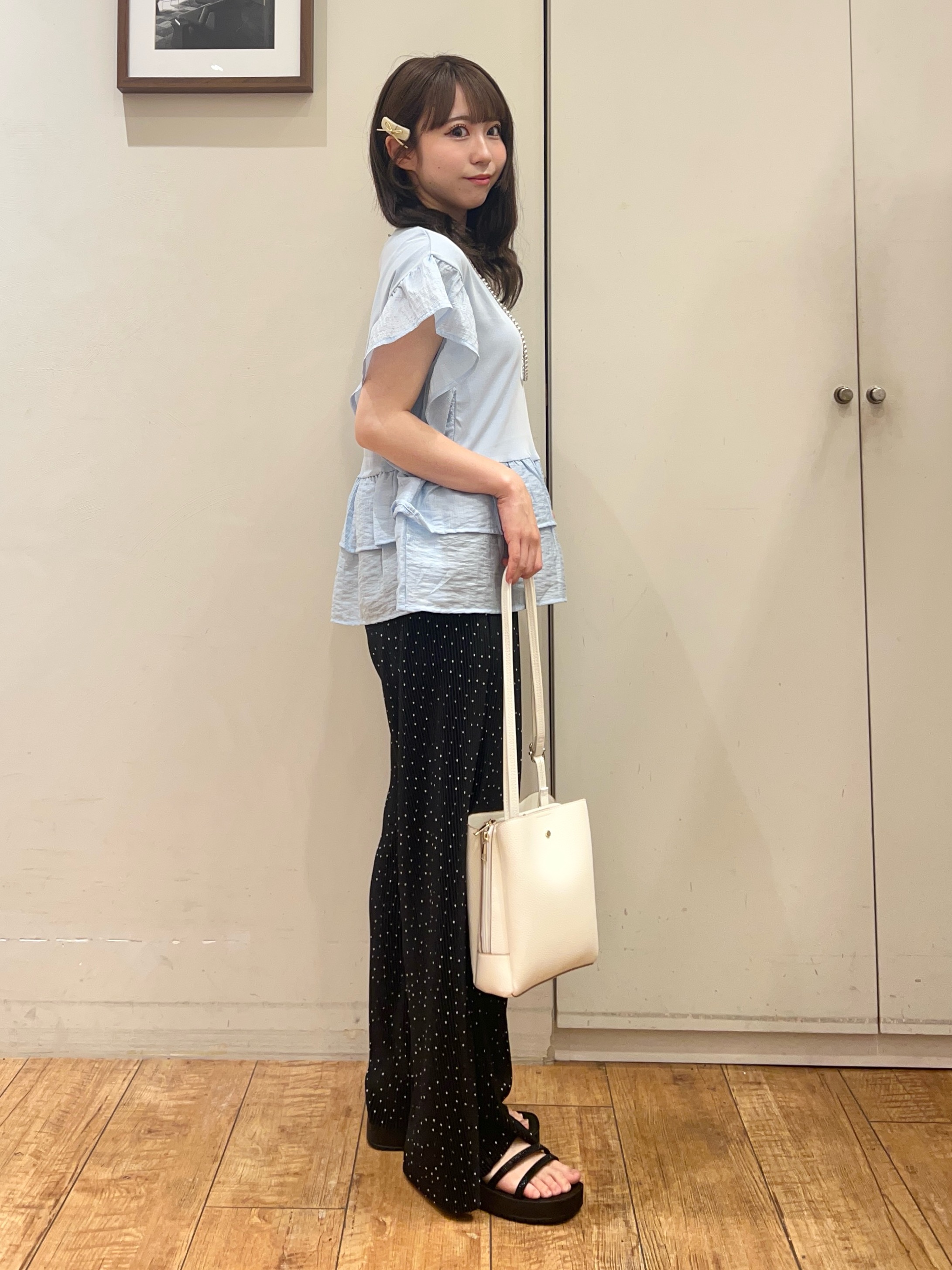 AIRIさんの「SHOO･LA･RUE｜【S-LL/洗濯機可】着るだけで決まる 主役級フリルトップス」を使ったコーディネート