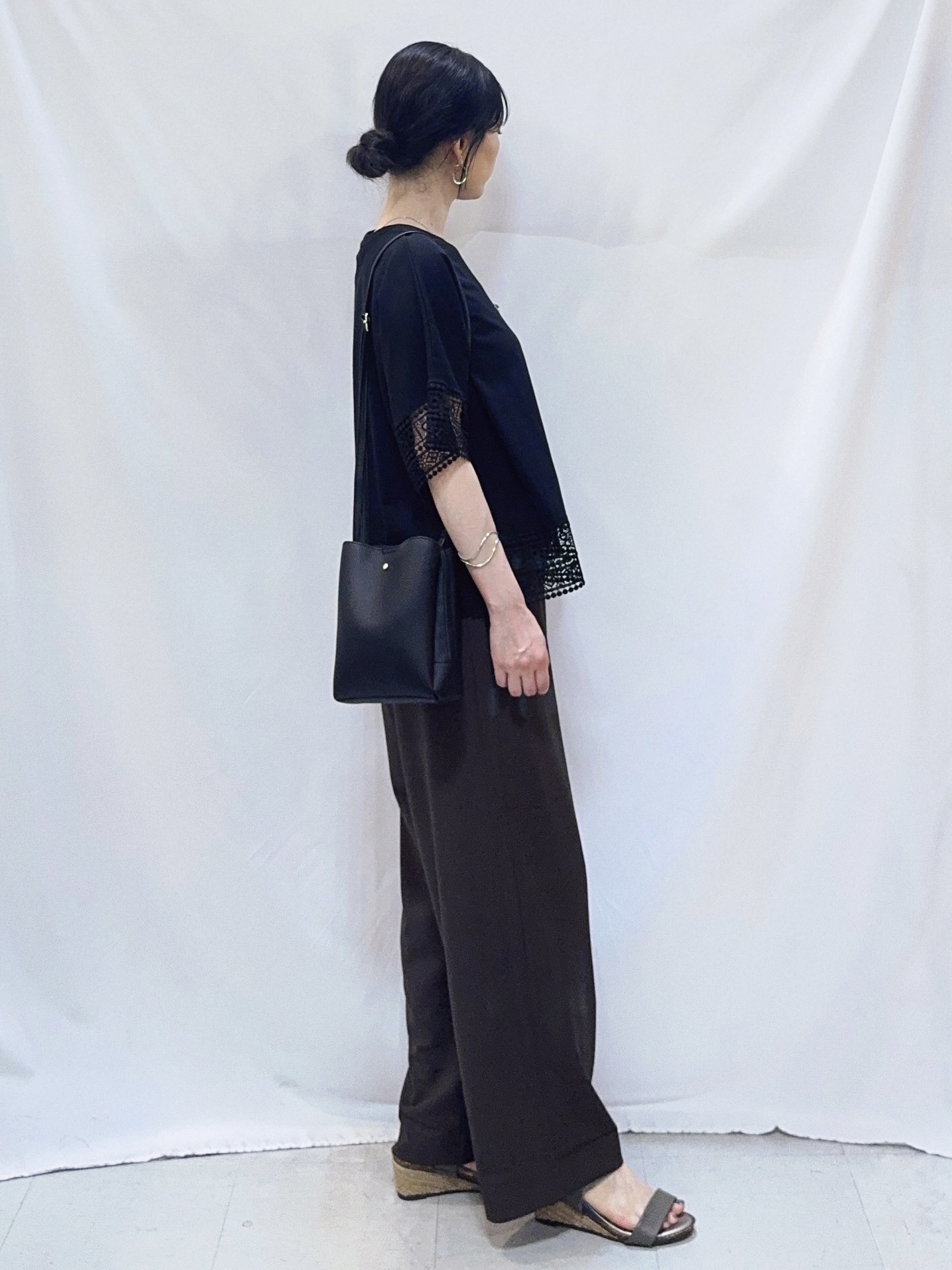 𝐇𝐢𝐫𝐨𝐦𝐢さんの「SHOO･LA･RUE｜【洗濯機可/ひんやり/体型カバー/S-LL】レース使いがポイント デザインTシャツ」を使ったコーディネート