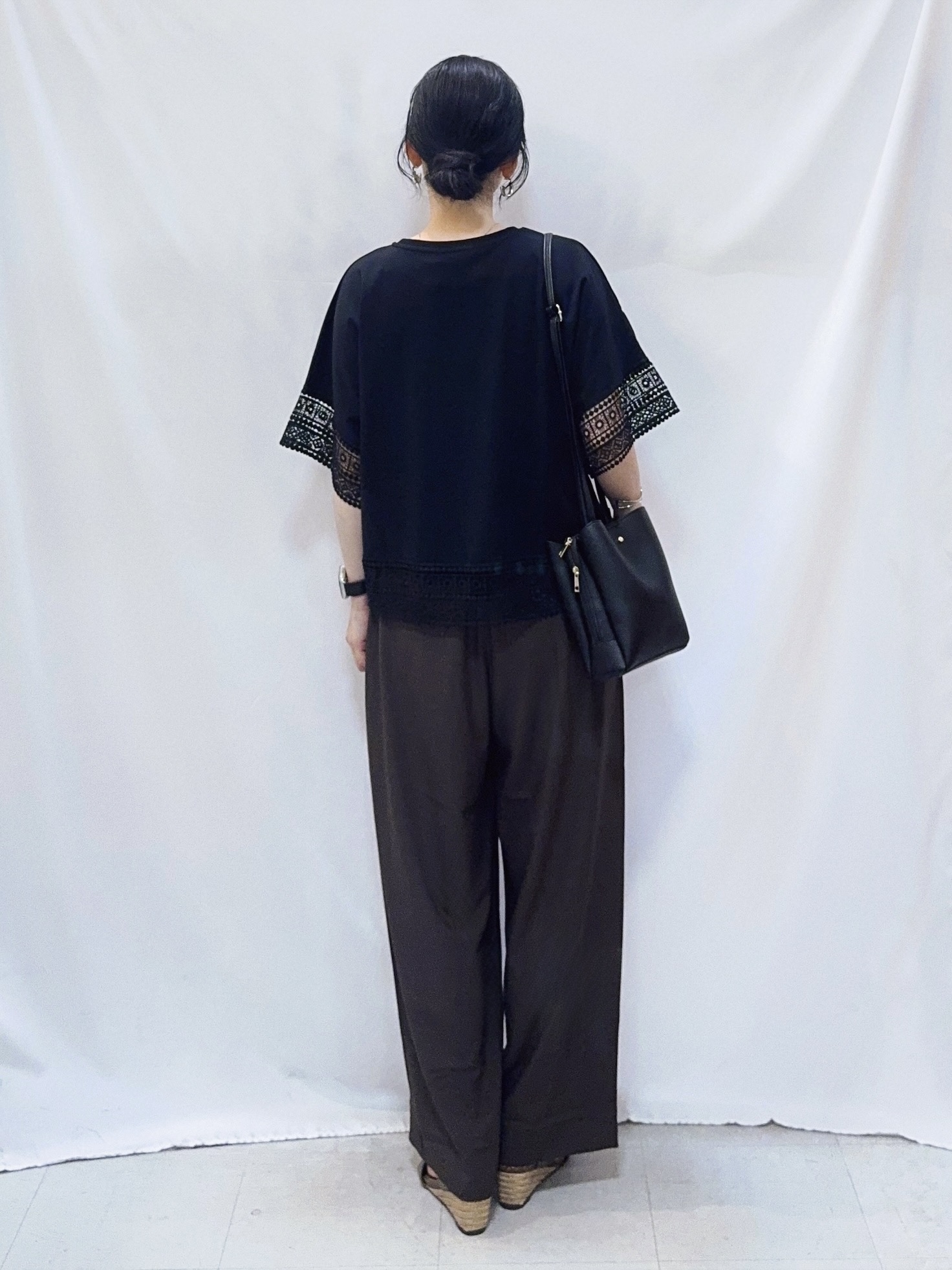 𝐇𝐢𝐫𝐨𝐦𝐢さんの「SHOO･LA･RUE｜【洗濯機可/ひんやり/体型カバー/S-LL】レース使いがポイント デザインTシャツ」を使ったコーディネート