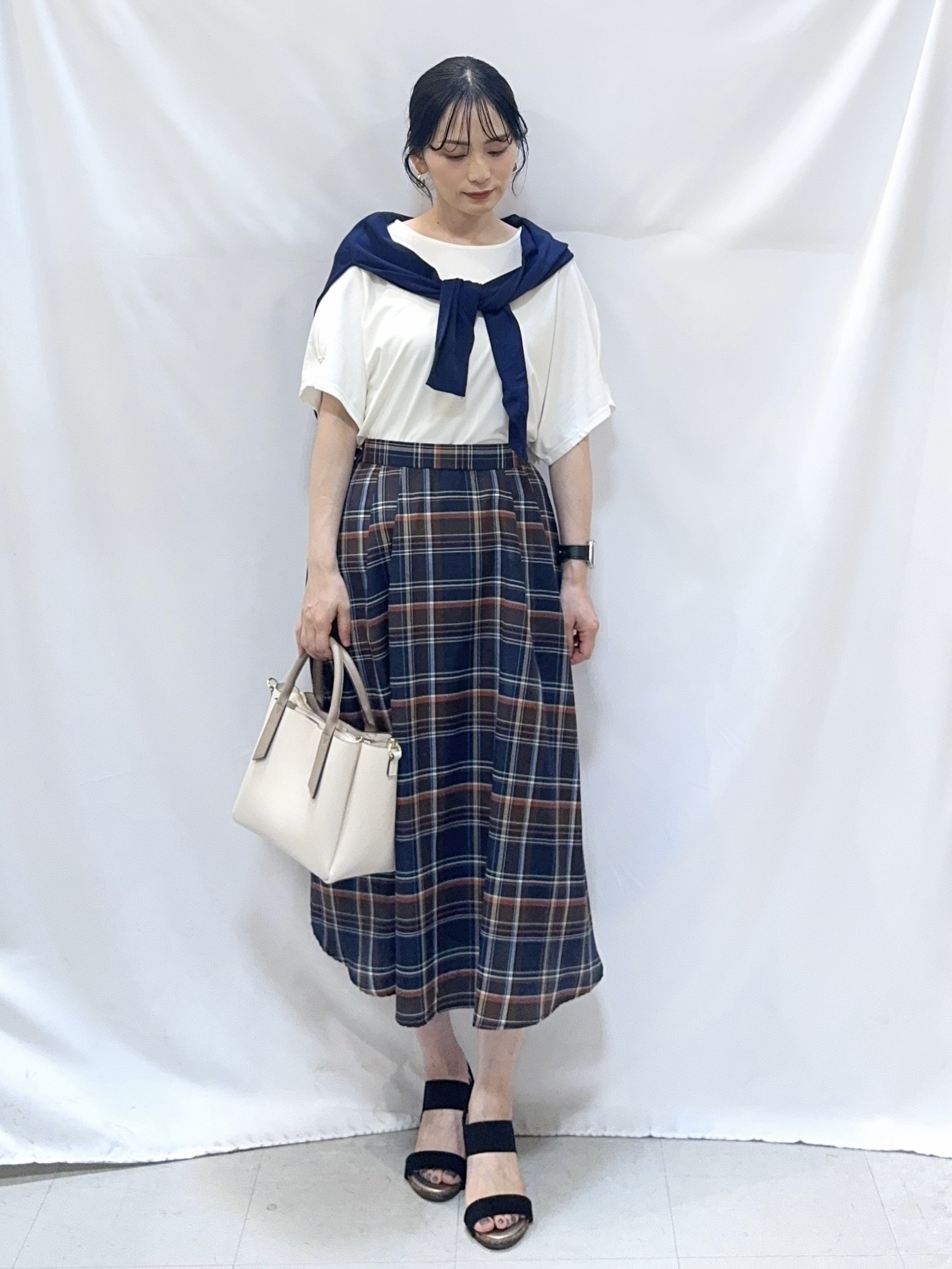 𝐇𝐢𝐫𝐨𝐦𝐢さんの「SHOO･LA･RUE｜【洗濯機可/UV/アンチピリング/S-LL】いろいろボタンが華やか クルーネックカーディガン」を使ったコーディネート