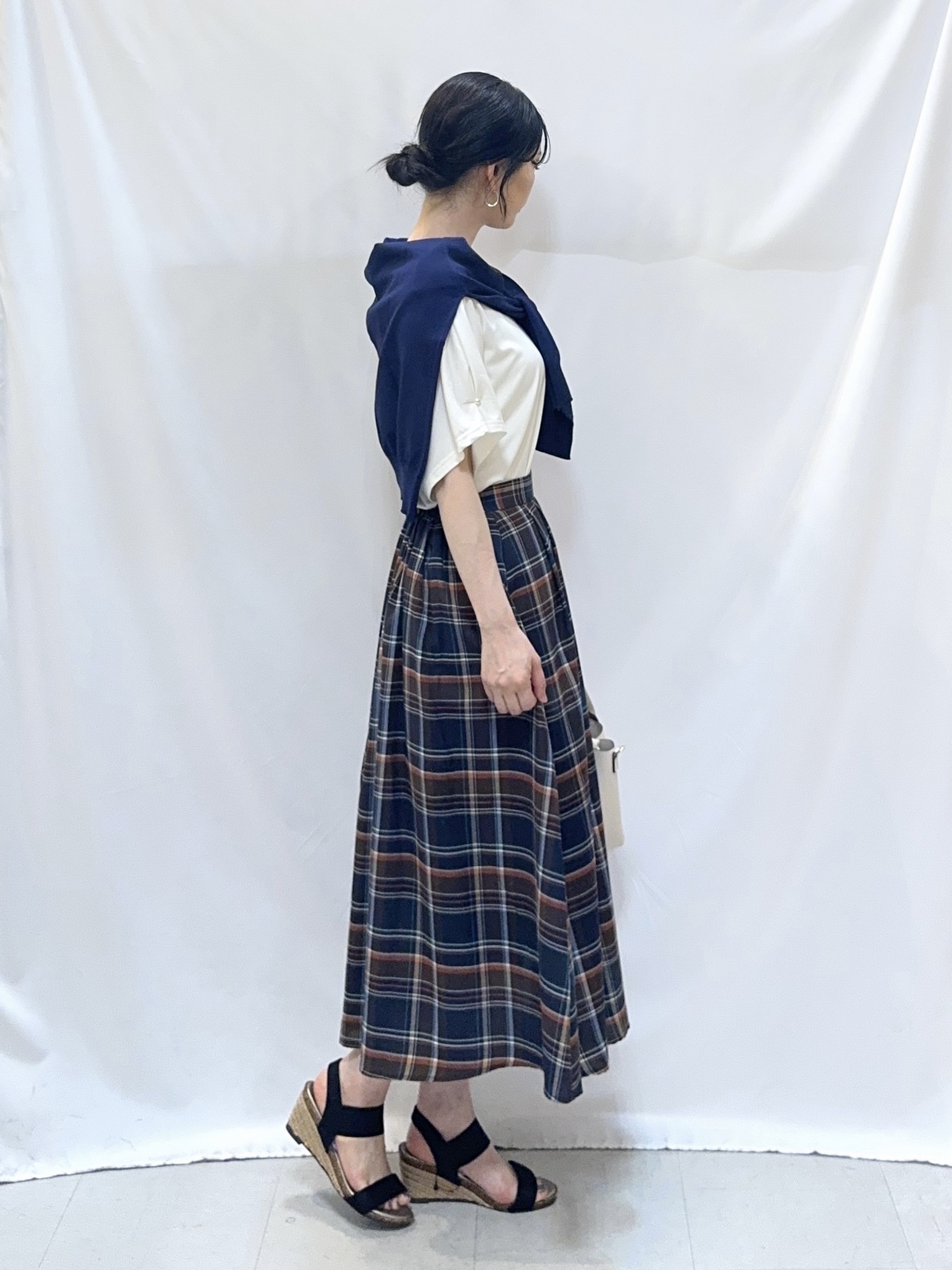 𝐇𝐢𝐫𝐨𝐦𝐢さんの「SHOO･LA･RUE｜【洗濯機可/UV/アンチピリング/S-LL】いろいろボタンが華やか クルーネックカーディガン」を使ったコーディネート