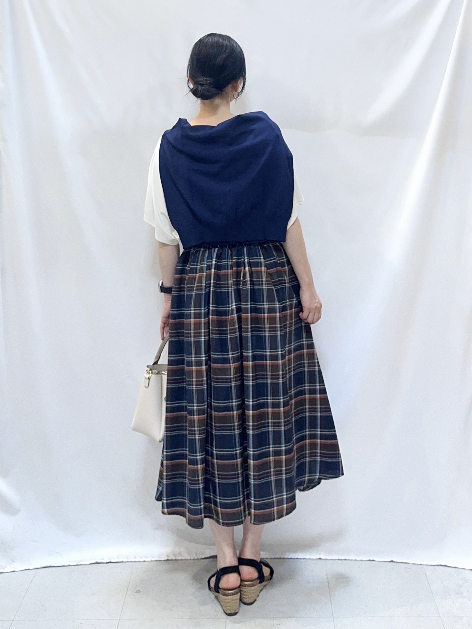𝐇𝐢𝐫𝐨𝐦𝐢さんの「SHOO･LA･RUE｜【洗濯機可/UV/アンチピリング/S-LL】いろいろボタンが華やか クルーネックカーディガン」を使ったコーディネート