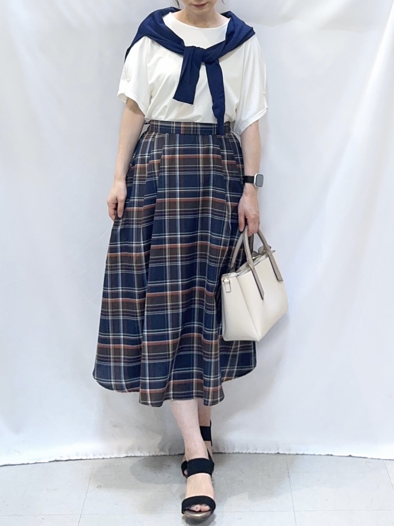 𝐇𝐢𝐫𝐨𝐦𝐢さんの「SHOO･LA･RUE｜【洗濯機可/UV/アンチピリング/S-LL】いろいろボタンが華やか クルーネックカーディガン」を使ったコーディネート