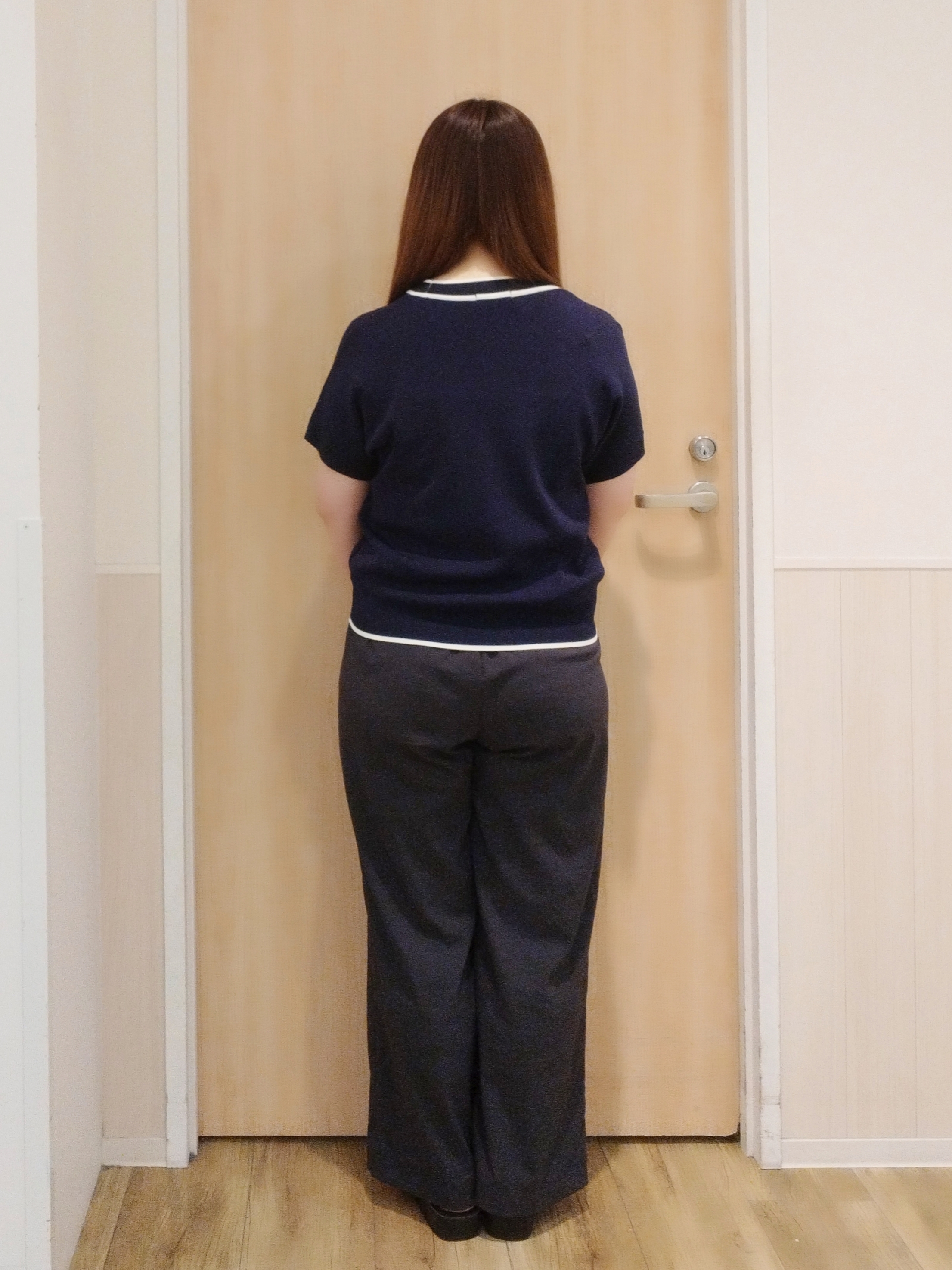 mさんの「SHOO･LA･RUE｜【毎日洗える/ひんやり/UV/S-LL】 毛玉になりにくい配色ボウタイ半袖ニット」を使ったコーディネート