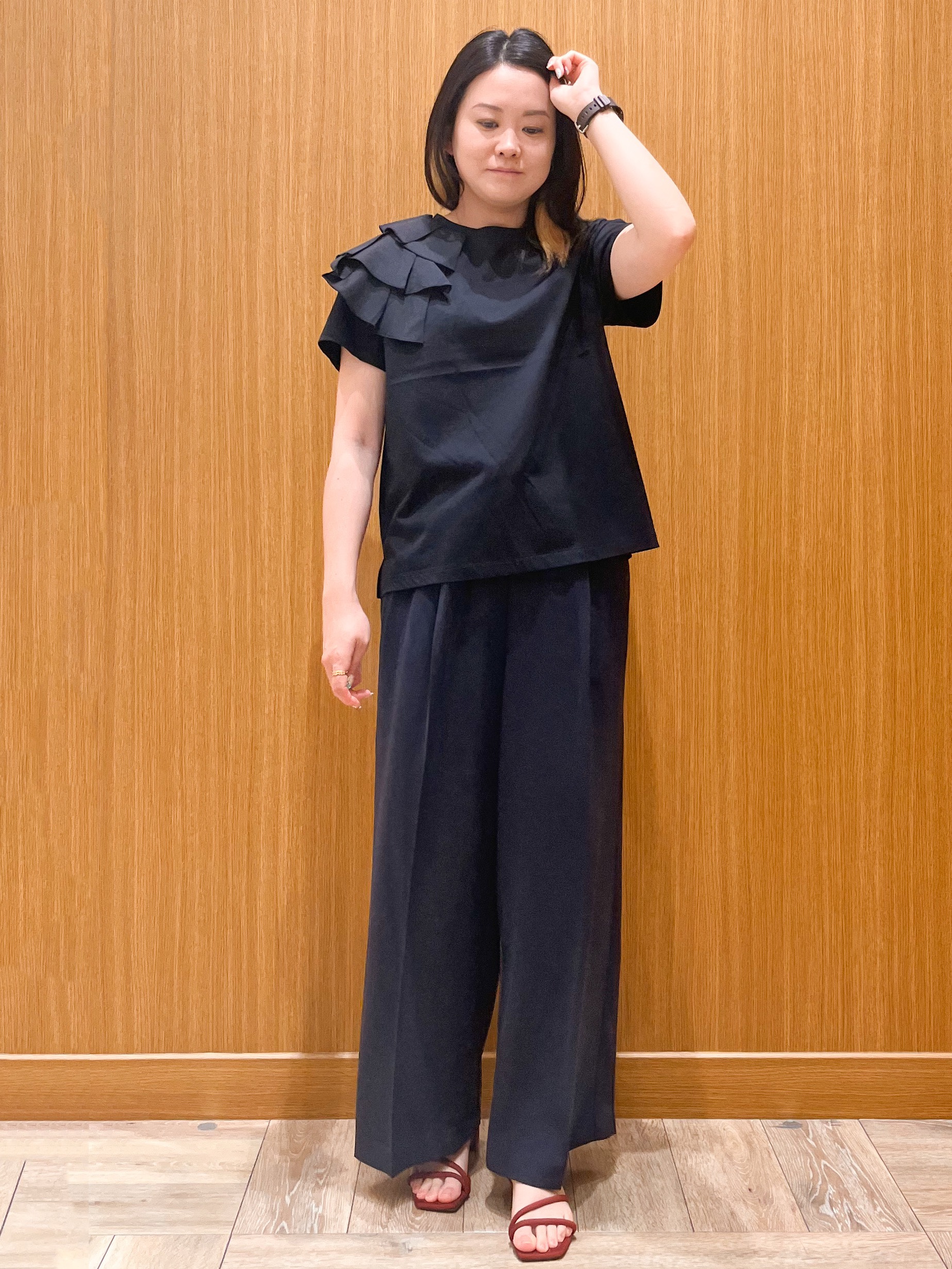 aさんの「OPAQUE.CLIP｜【接触冷感】アシメフリルドッキングカットソー《UVケア／洗濯機OK》」を使ったコーディネート