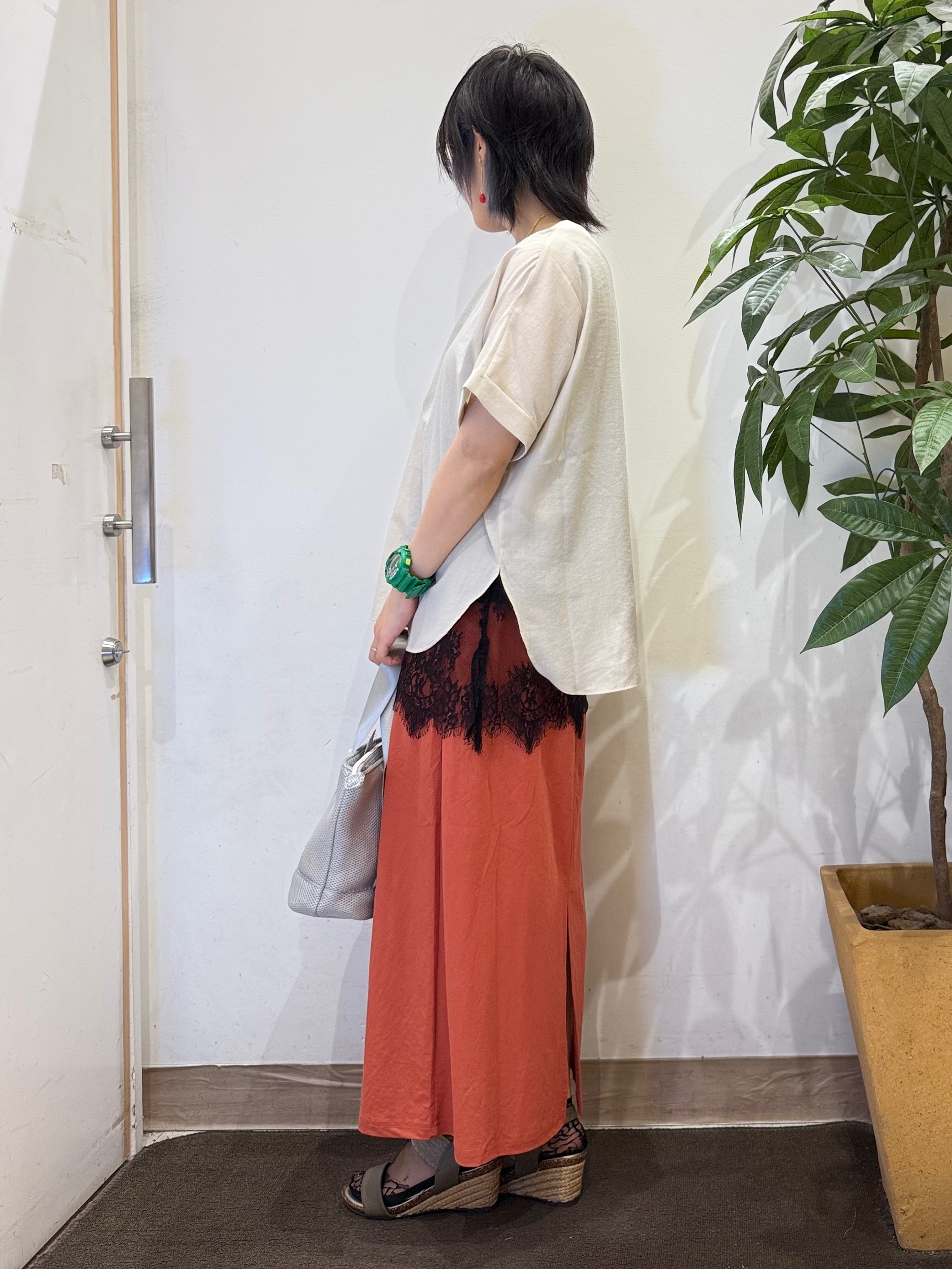 misakiさんの「SHOO･LA･RUE｜【ひんやり/着丈選べる/体型カバー】洗濯後しわになりにくい さらさらドルマンブラウス」を使ったコーディネート