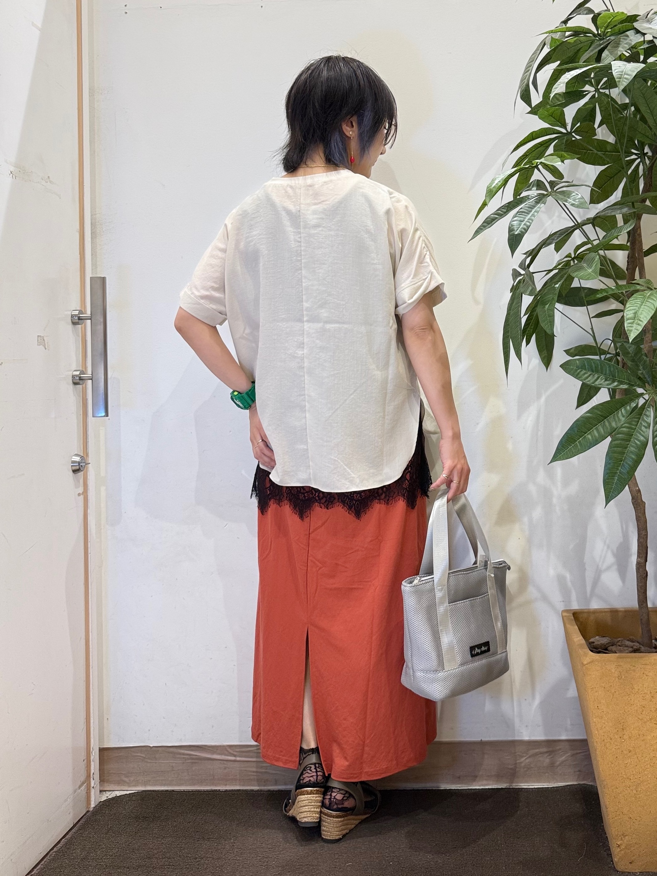 misakiさんの「SHOO･LA･RUE｜【ひんやり/着丈選べる/体型カバー】洗濯後しわになりにくい さらさらドルマンブラウス」を使ったコーディネート