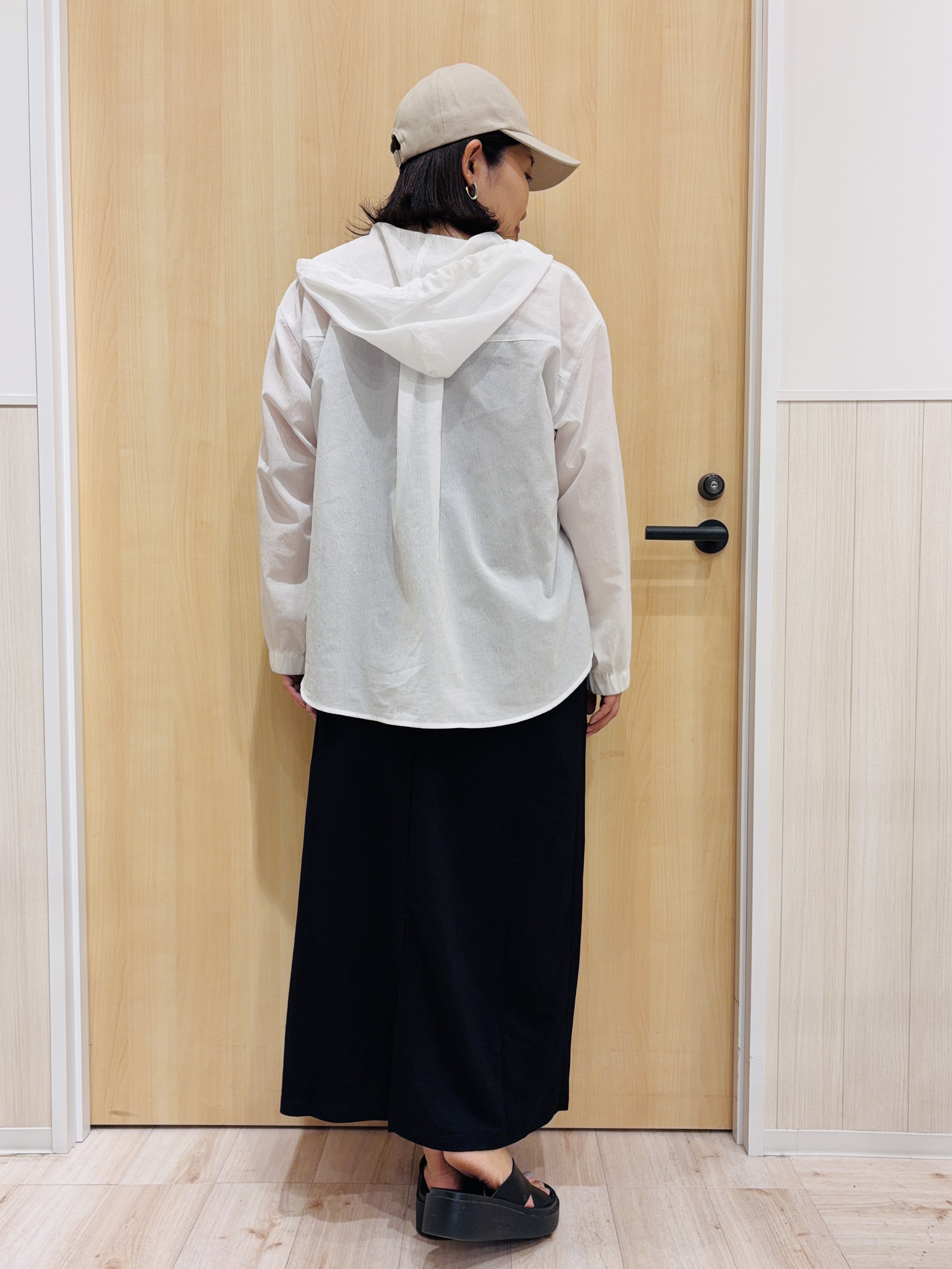 すーさんの「SHOO･LA･RUE｜【さらり快適/洗濯機可/S-LL】UVカット機能付き ライトな着心地 ひんやりシャツパーカ」を使ったコーディネート