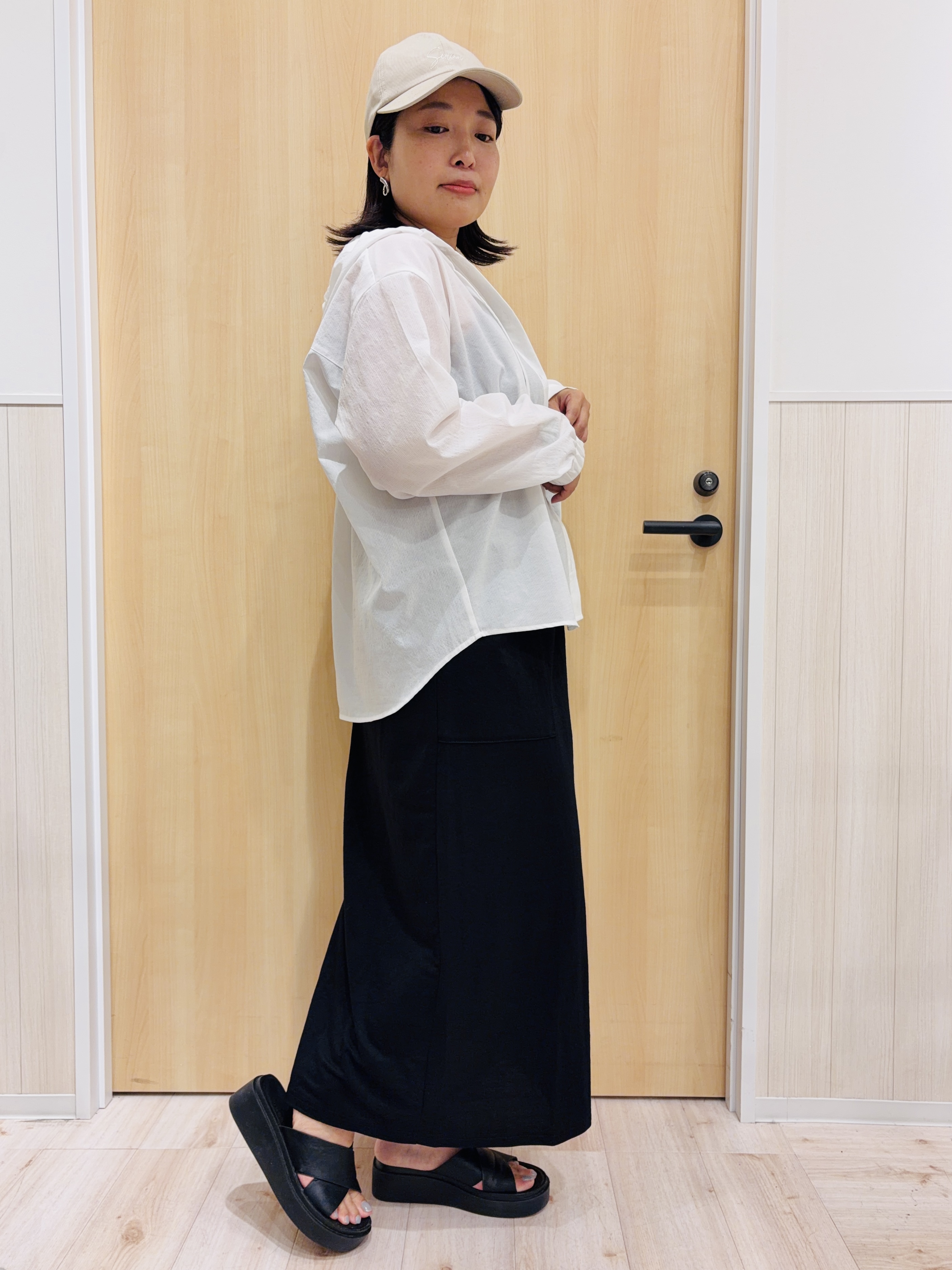 すーさんの「SHOO･LA･RUE｜【さらり快適/洗濯機可/S-LL】UVカット機能付き ライトな着心地 ひんやりシャツパーカ」を使ったコーディネート