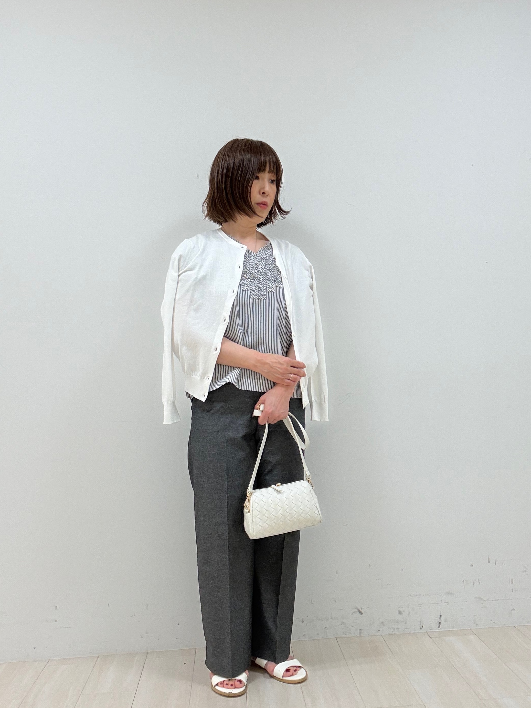 まつさんの「UNTITLED｜【接触冷感/通気性/洗える】Vネックフリルブラウス」を使ったコーディネート