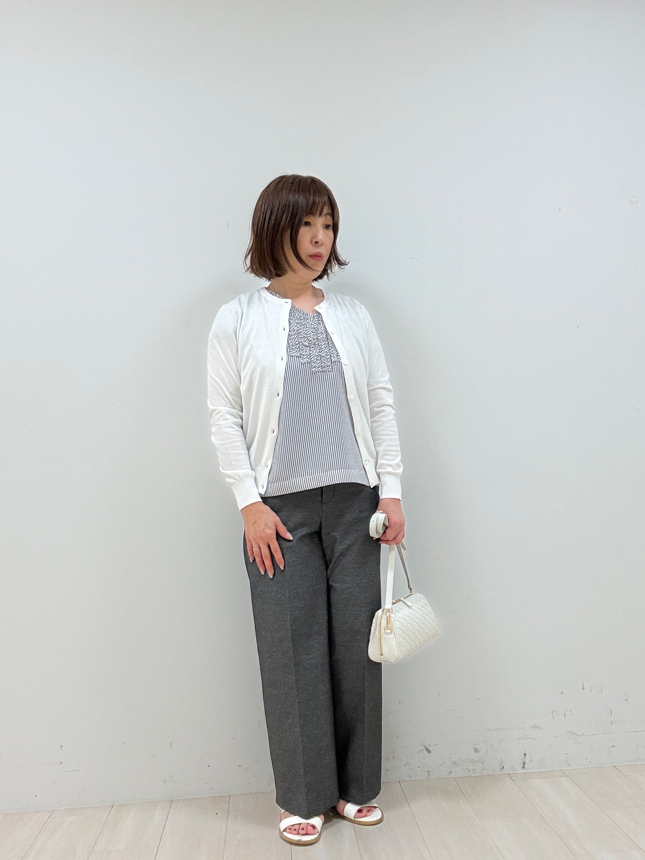 まつさんの「UNTITLED｜【接触冷感/通気性/洗える】Vネックフリルブラウス」を使ったコーディネート
