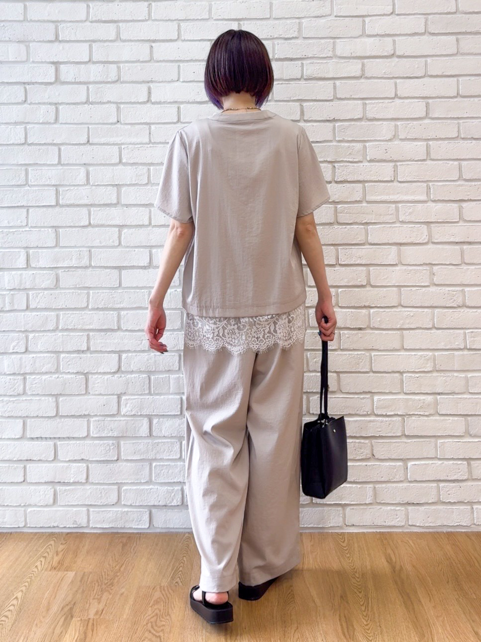 𝐜𝐡𝐢𝐤𝐚さんの「SHOO･LA･RUE｜【S-LL/洗濯機可】軽凛(かろりん)ひんやり スキッパー裾レースブラウス」を使ったコーディネート