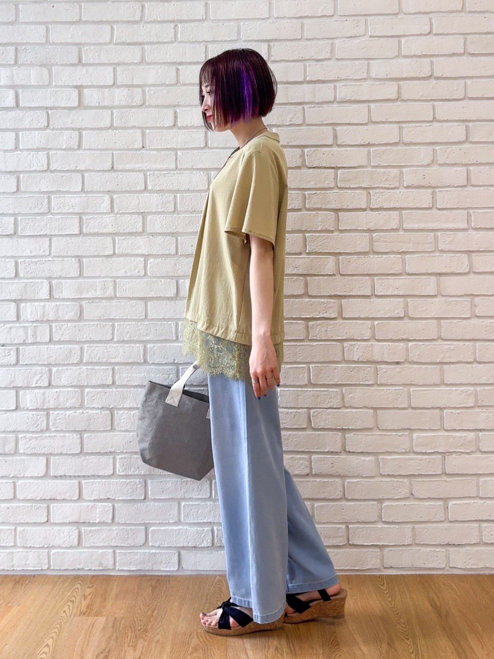 𝐜𝐡𝐢𝐤𝐚さんの「SHOO･LA･RUE｜【S-LL/洗濯機可】軽凛(かろりん)ひんやり スキッパー裾レースブラウス」を使ったコーディネート