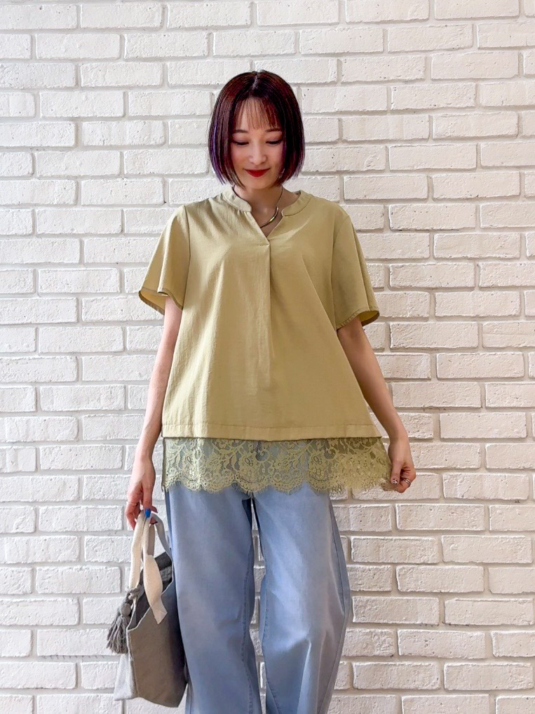 𝐜𝐡𝐢𝐤𝐚さんの「SHOO･LA･RUE｜【S-LL/洗濯機可】軽凛(かろりん)ひんやり スキッパー裾レースブラウス」を使ったコーディネート