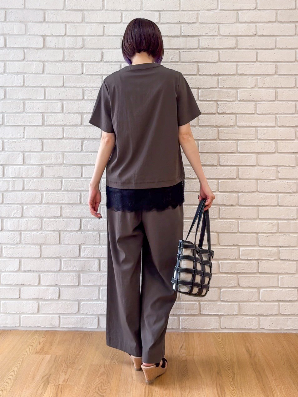 𝐜𝐡𝐢𝐤𝐚さんの「SHOO･LA･RUE｜【S-LL/洗濯機可】軽凛(かろりん)ひんやり スキッパー裾レースブラウス」を使ったコーディネート