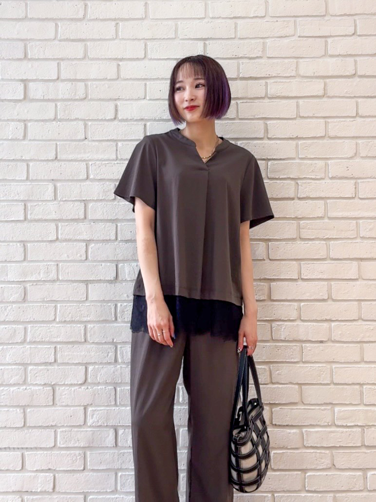 𝐜𝐡𝐢𝐤𝐚さんの「SHOO･LA･RUE｜【S-LL/洗濯機可】軽凛(かろりん)ひんやり スキッパー裾レースブラウス」を使ったコーディネート