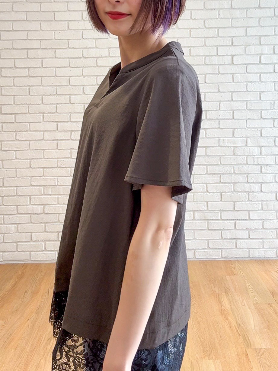 𝐜𝐡𝐢𝐤𝐚さんの「SHOO･LA･RUE｜【S-LL/洗濯機可】軽凛(かろりん)ひんやり スキッパー裾レースブラウス」を使ったコーディネート