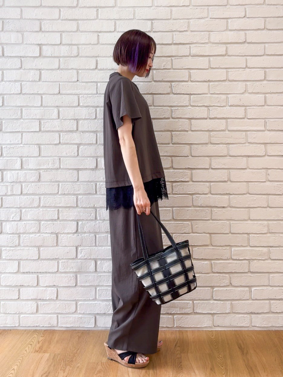 𝐜𝐡𝐢𝐤𝐚さんの「SHOO･LA･RUE｜【S-LL/洗濯機可】軽凛(かろりん)ひんやり スキッパー裾レースブラウス」を使ったコーディネート