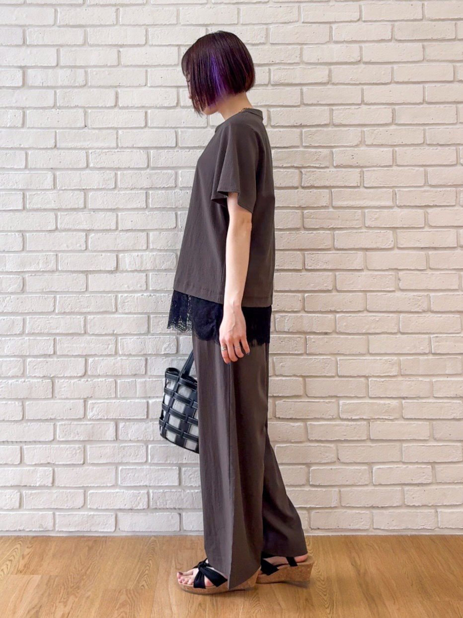 𝐜𝐡𝐢𝐤𝐚さんの「SHOO･LA･RUE｜【S-LL/洗濯機可】軽凛(かろりん)ひんやり スキッパー裾レースブラウス」を使ったコーディネート