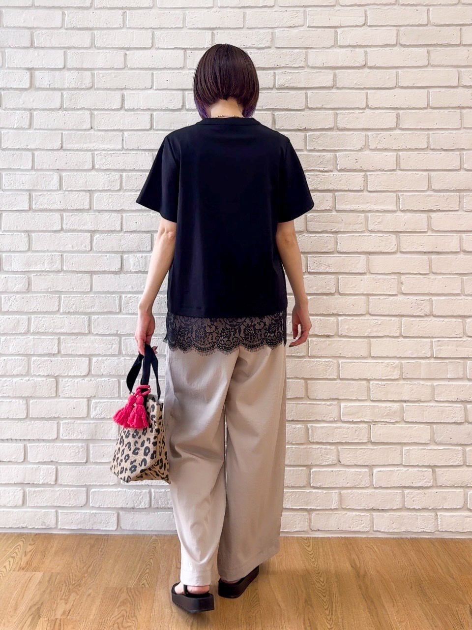 𝐜𝐡𝐢𝐤𝐚さんの「SHOO･LA･RUE｜【S-LL/洗濯機可】軽凛(かろりん)ひんやり スキッパー裾レースブラウス」を使ったコーディネート