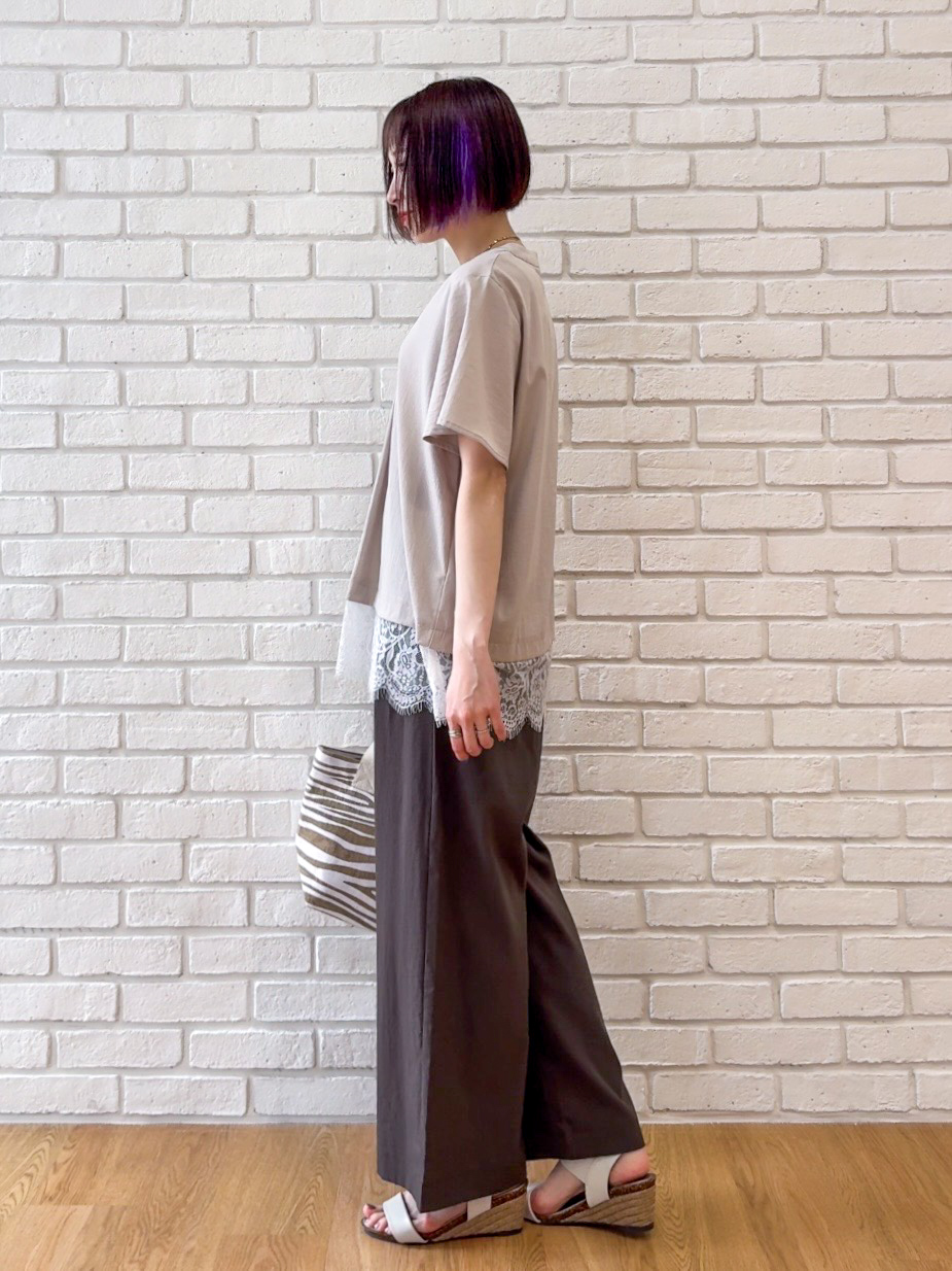 𝐜𝐡𝐢𝐤𝐚さんの「SHOO･LA･RUE｜【S-LL/洗濯機可】軽凛(かろりん)ひんやり スキッパー裾レースブラウス」を使ったコーディネート