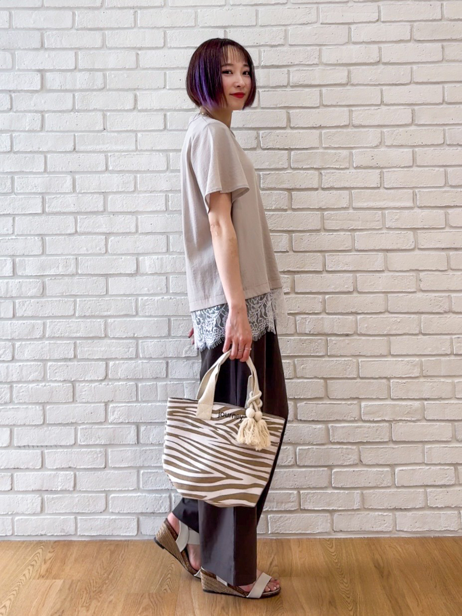 𝐜𝐡𝐢𝐤𝐚さんの「SHOO･LA･RUE｜【S-LL/洗濯機可】軽凛(かろりん)ひんやり スキッパー裾レースブラウス」を使ったコーディネート