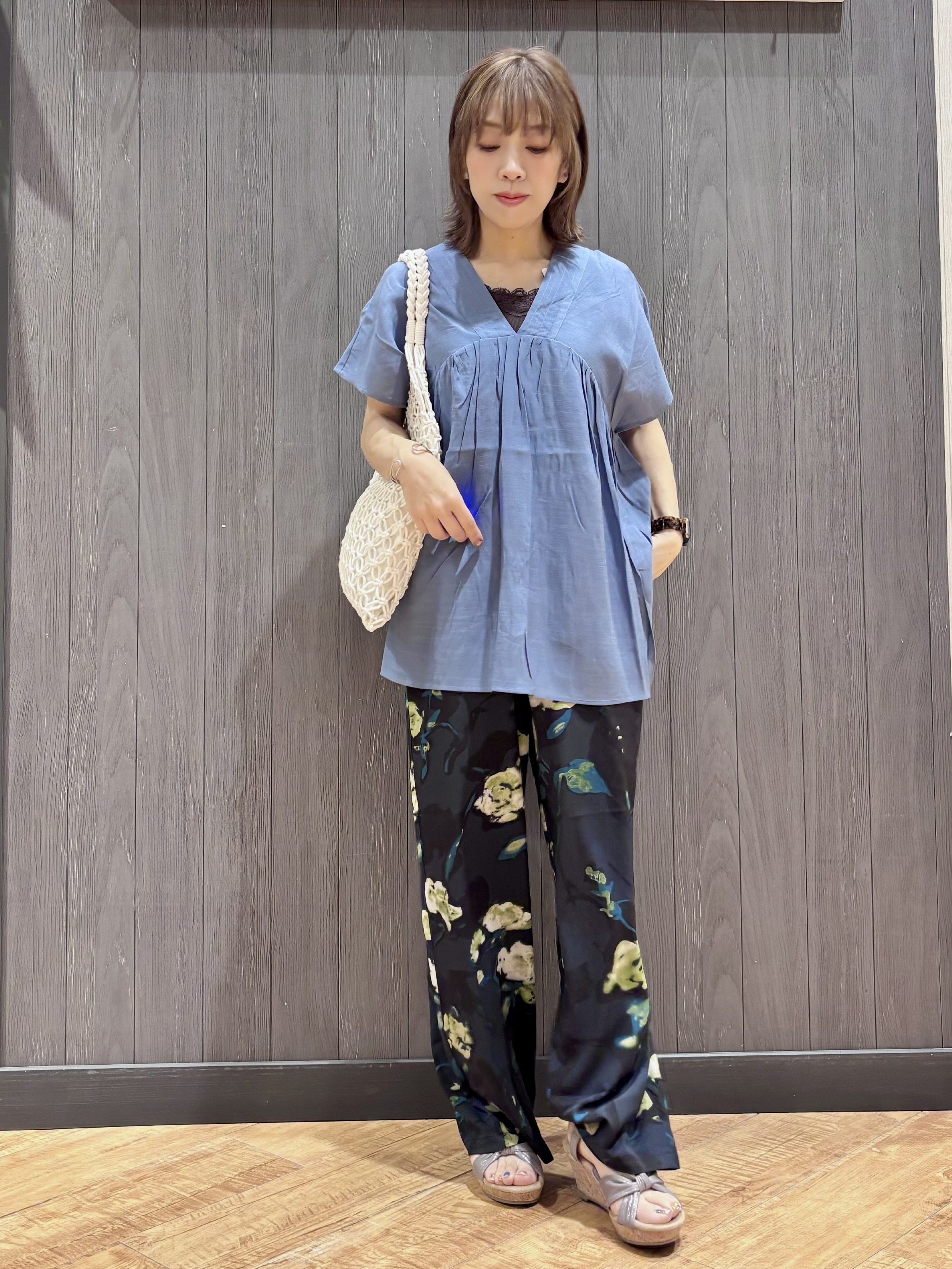 meiさんの「SHOO･LA･RUE｜【ひんやり/UV/体型カバー】インせず着られる Vネックギャザーブラウス」を使ったコーディネート