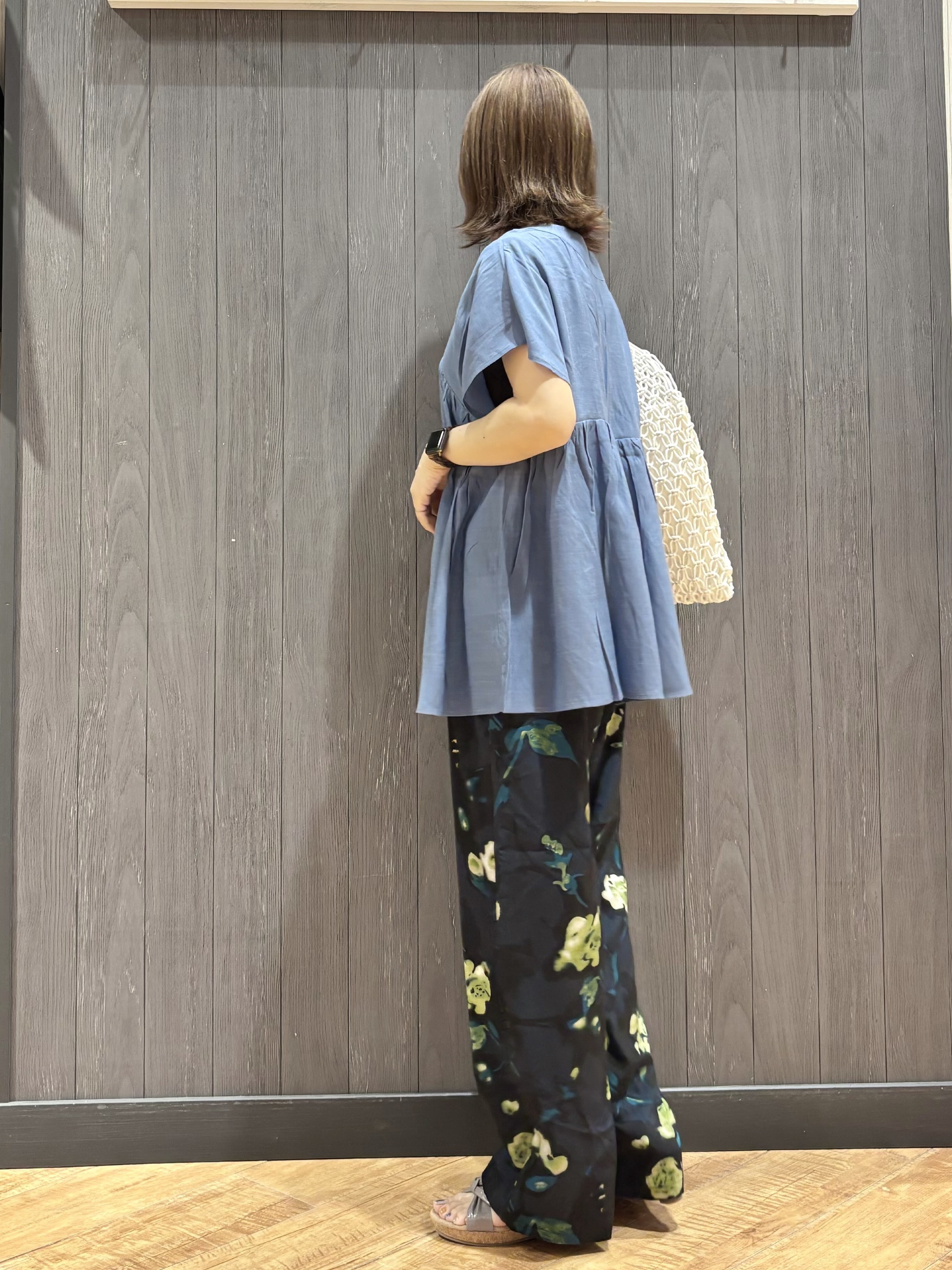 meiさんの「SHOO･LA･RUE｜【ひんやり/UV/体型カバー】インせず着られる Vネックギャザーブラウス」を使ったコーディネート