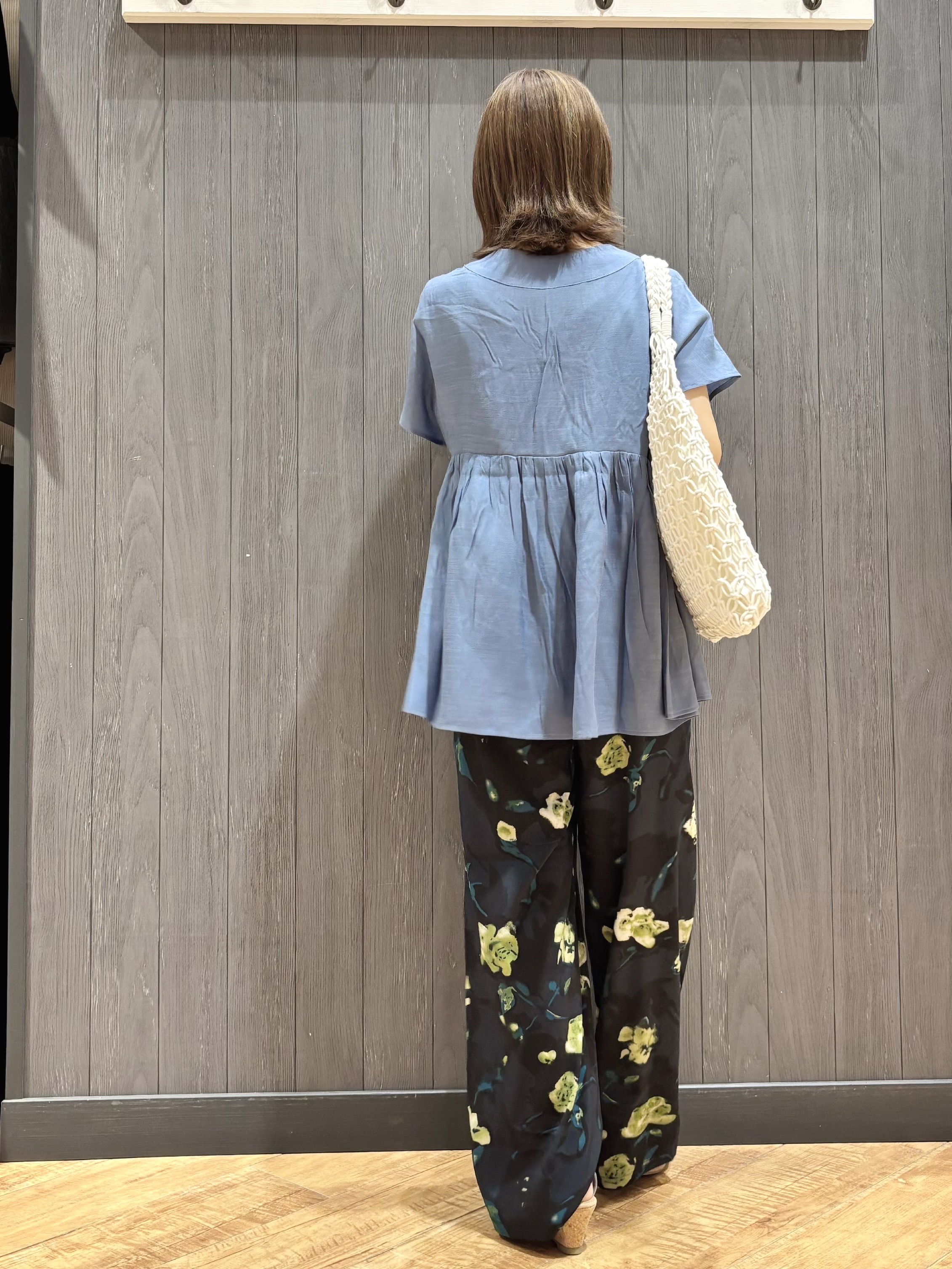 meiさんの「SHOO･LA･RUE｜【ひんやり/UV/体型カバー】インせず着られる Vネックギャザーブラウス」を使ったコーディネート