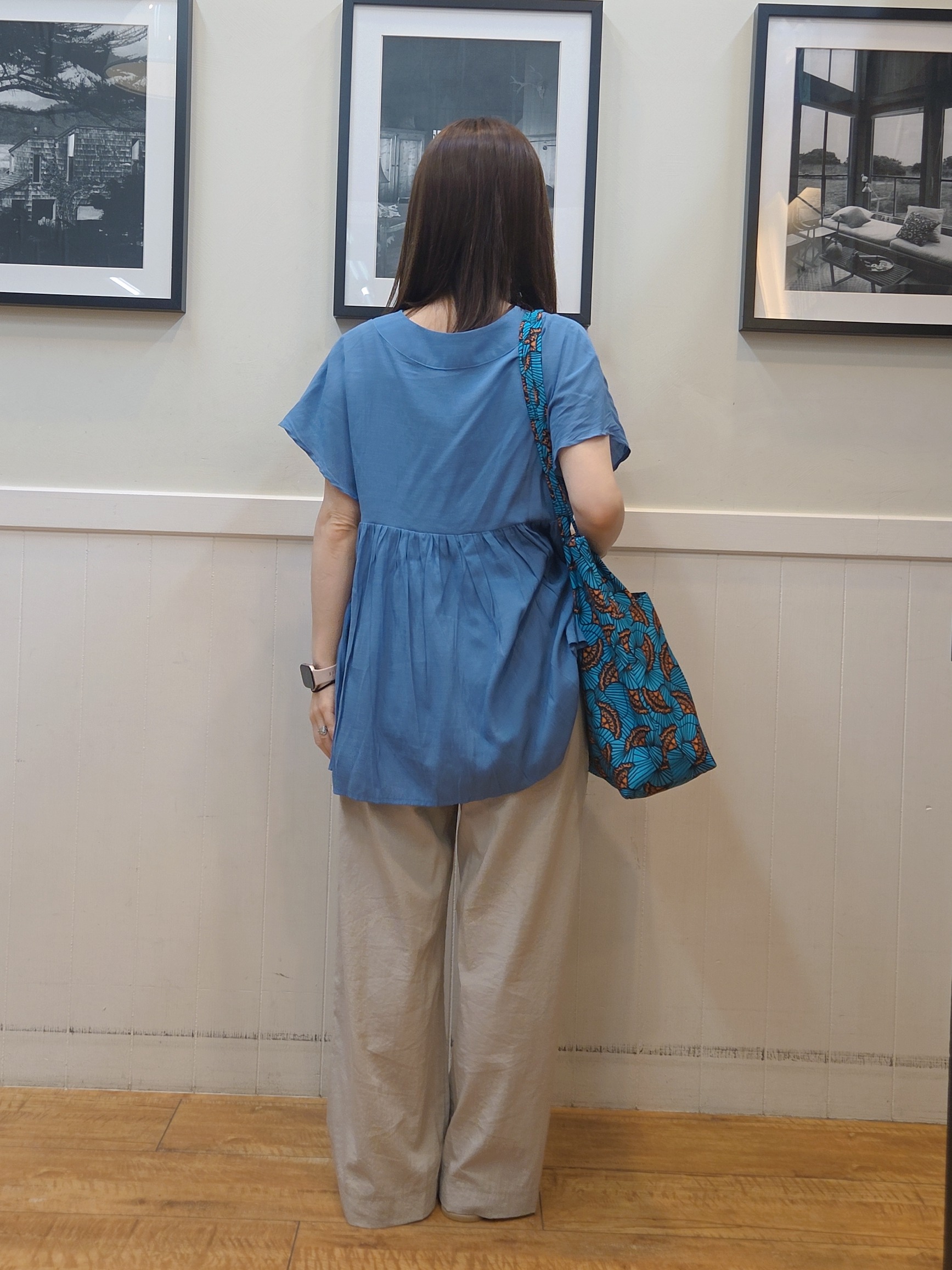 nao.さんの「SHOO･LA･RUE｜【ひんやり/UV/体型カバー】インせず着られる Vネックギャザーブラウス」を使ったコーディネート