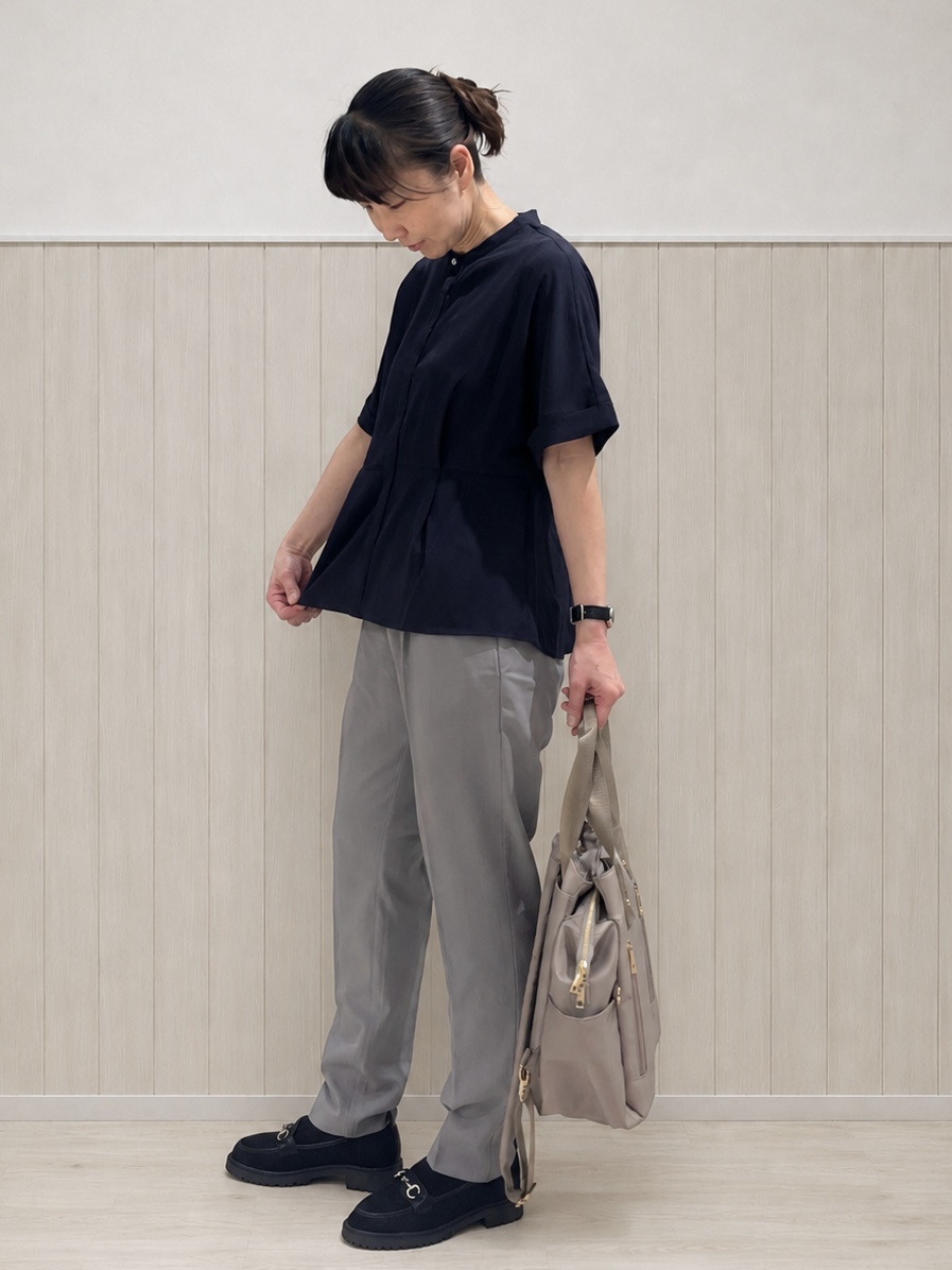 まつみさんの「SHOO･LA･RUE｜【ひんやり/UV/通勤】洗濯後しわになりにくい インしない ウエストタックペプラムブラウス」を使ったコーディネート