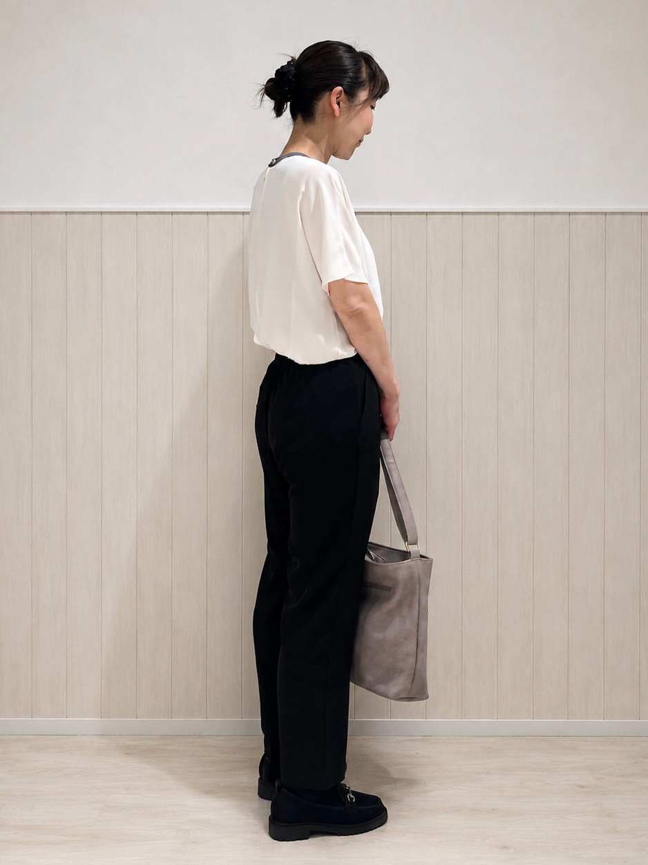 まつみさんの「SHOO･LA･RUE｜【ひんやり/UV/通勤】洗濯後しわになりにくい 上品配色ブラウス」を使ったコーディネート