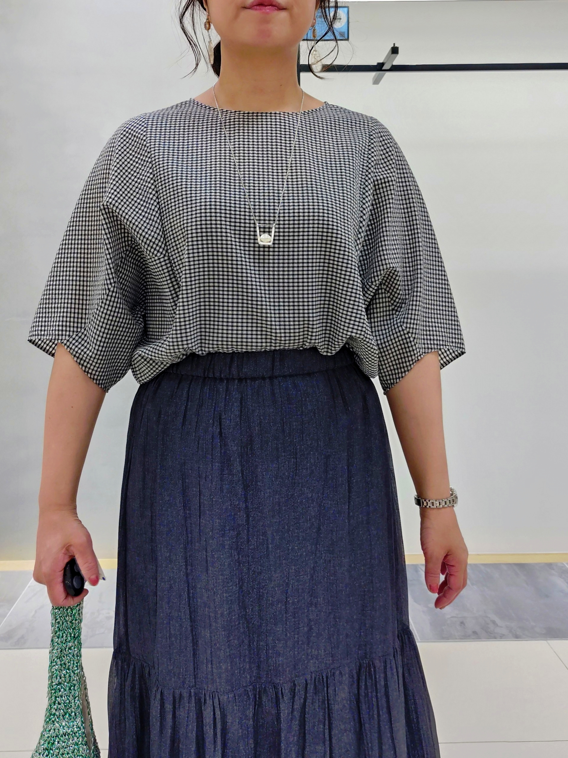 TOMOMIさんの「INDIVI｜【洗える／きれいめ】デニム風シアーティアードスカート」を使ったコーディネート