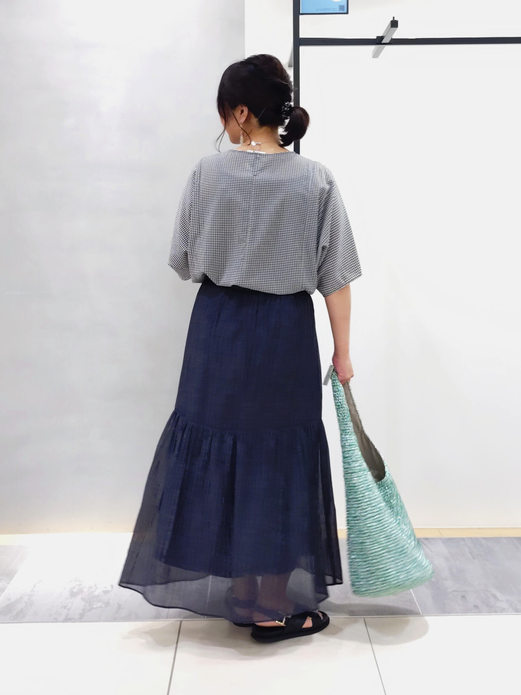 TOMOMIさんの「INDIVI｜【洗える／きれいめ】デニム風シアーティアードスカート」を使ったコーディネート