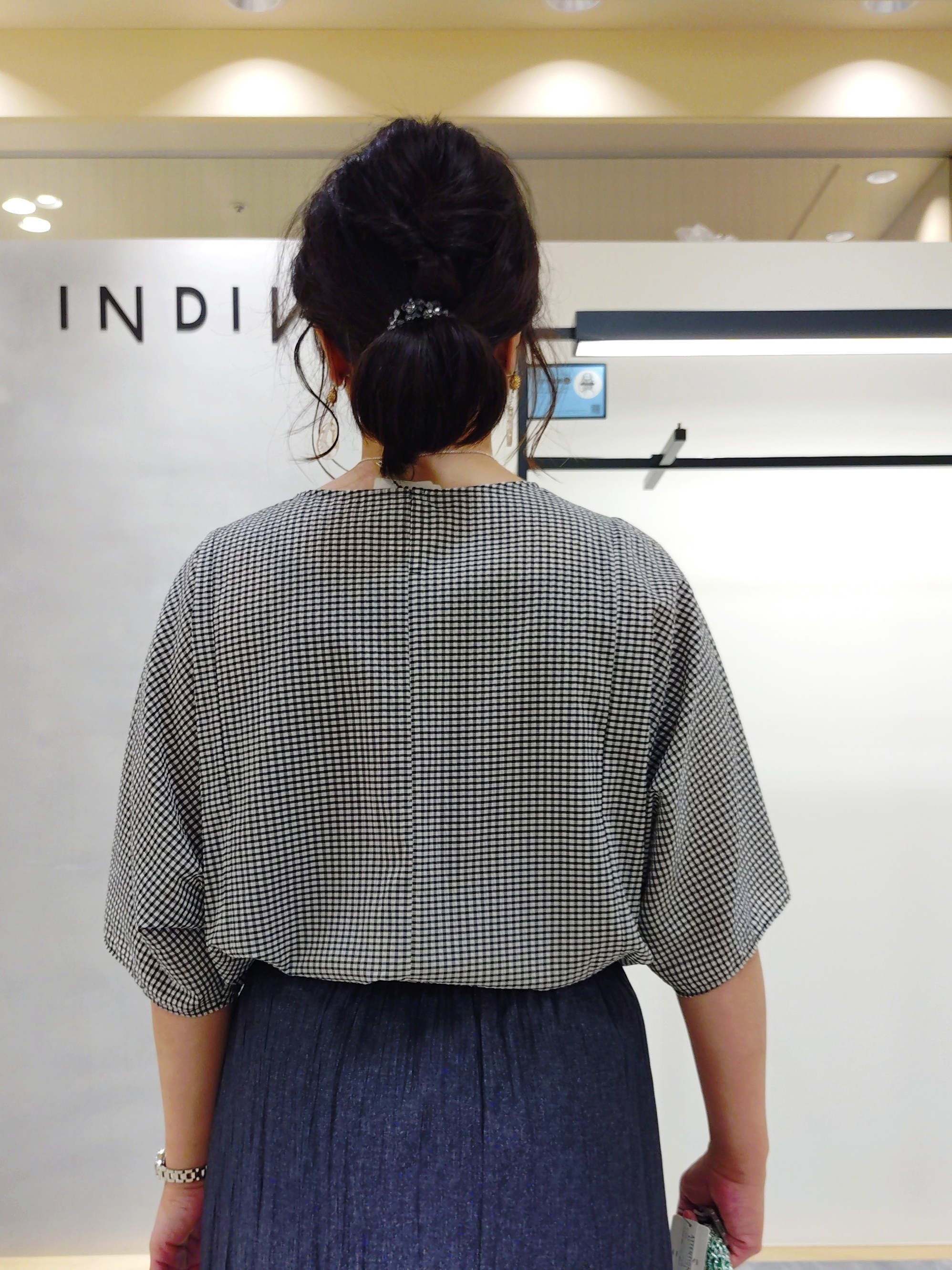 TOMOMIさんの「INDIVI｜【洗える／きれいめ】デニム風シアーティアードスカート」を使ったコーディネート