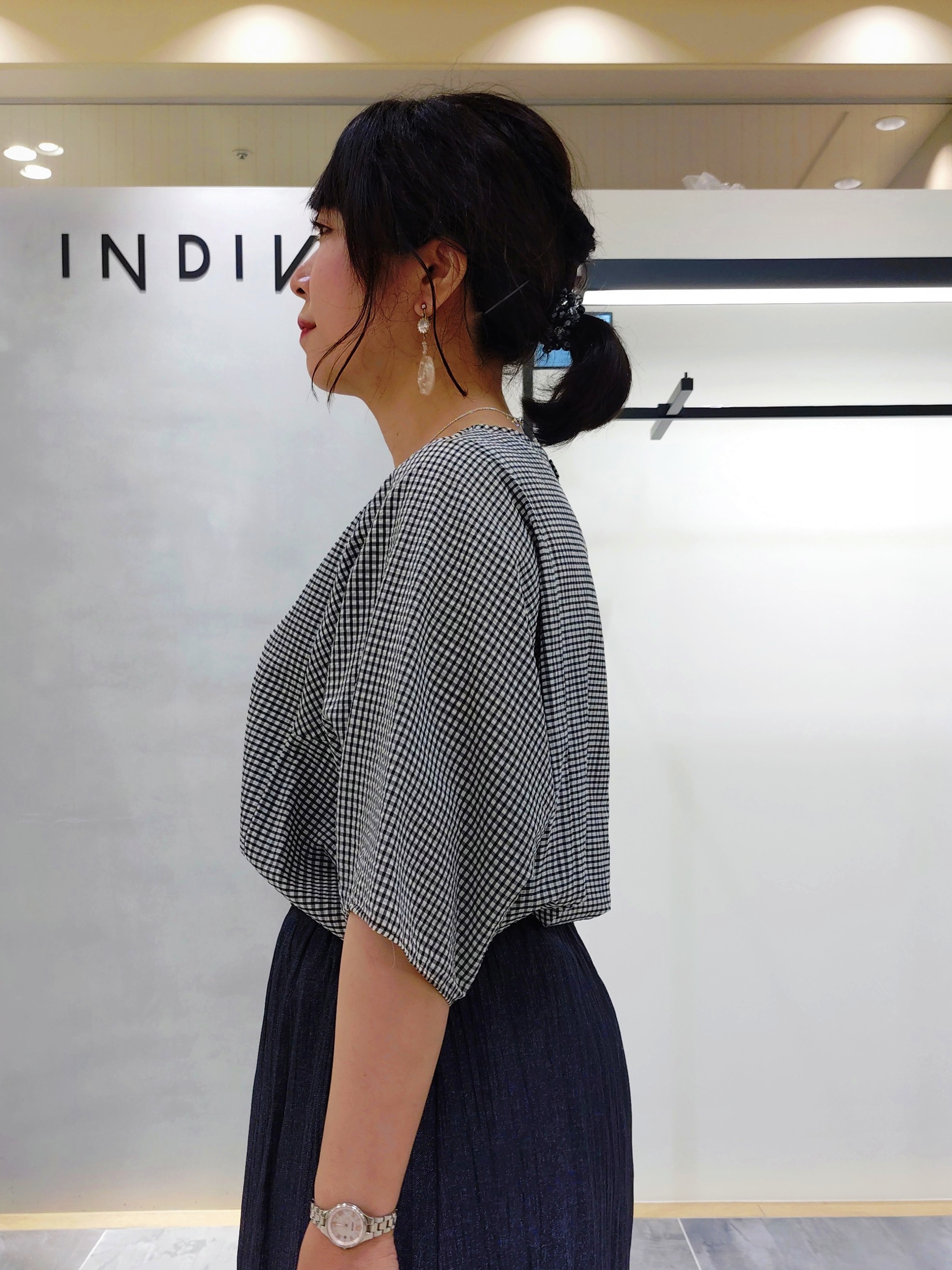 TOMOMIさんの「INDIVI｜【洗える／きれいめ】デニム風シアーティアードスカート」を使ったコーディネート