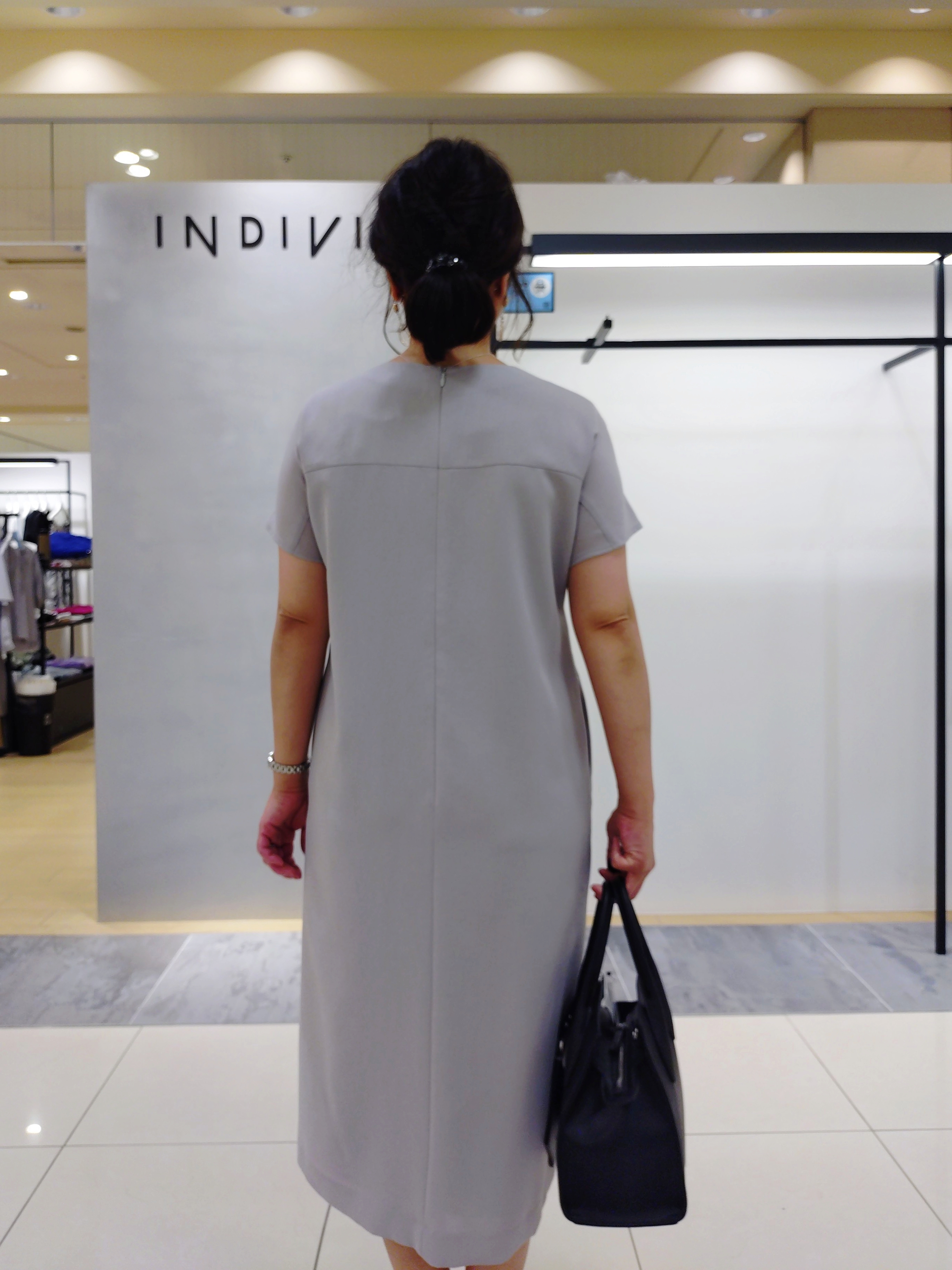 TOMOMIさんの「INDIVI｜【さらに軽く軽快！／着る日傘】ノーカラージャケット」を使ったコーディネート
