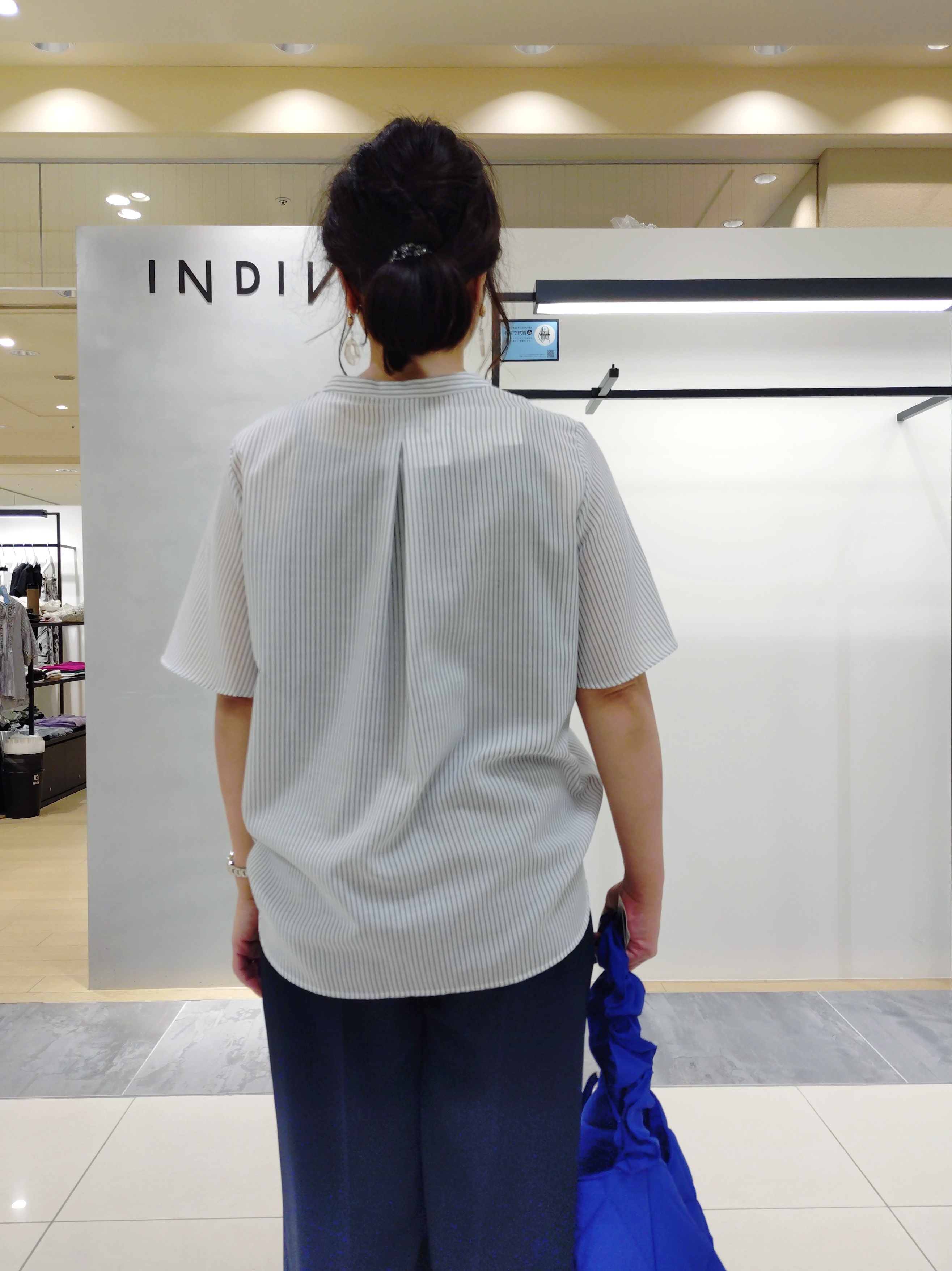 TOMOMIさんの「INDIVI｜【洗える／UVケア／SETUP可】着る日傘ワイドパンツ」を使ったコーディネート