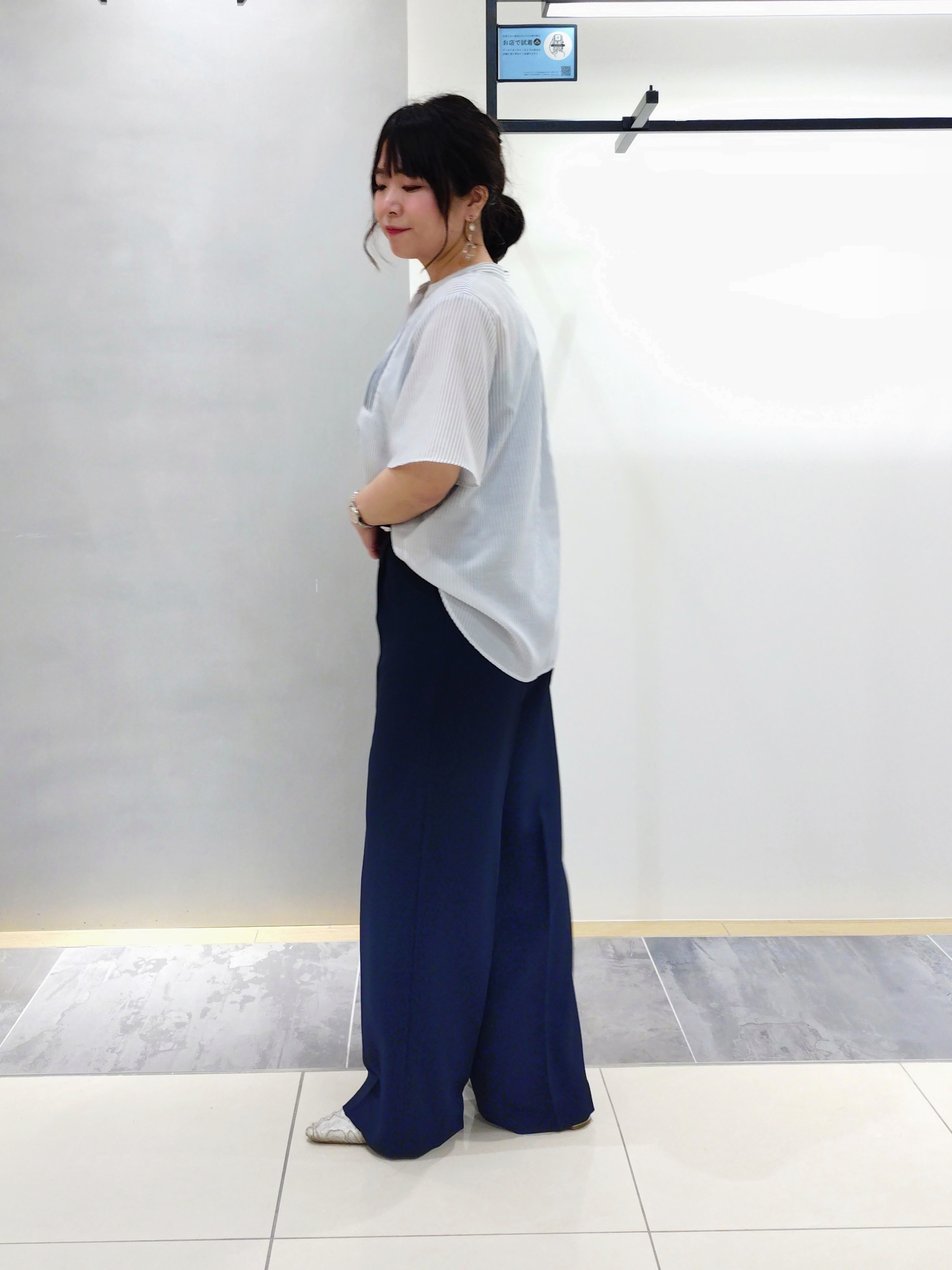 TOMOMIさんの「INDIVI｜【洗える／UVケア／SETUP可】着る日傘ワイドパンツ」を使ったコーディネート