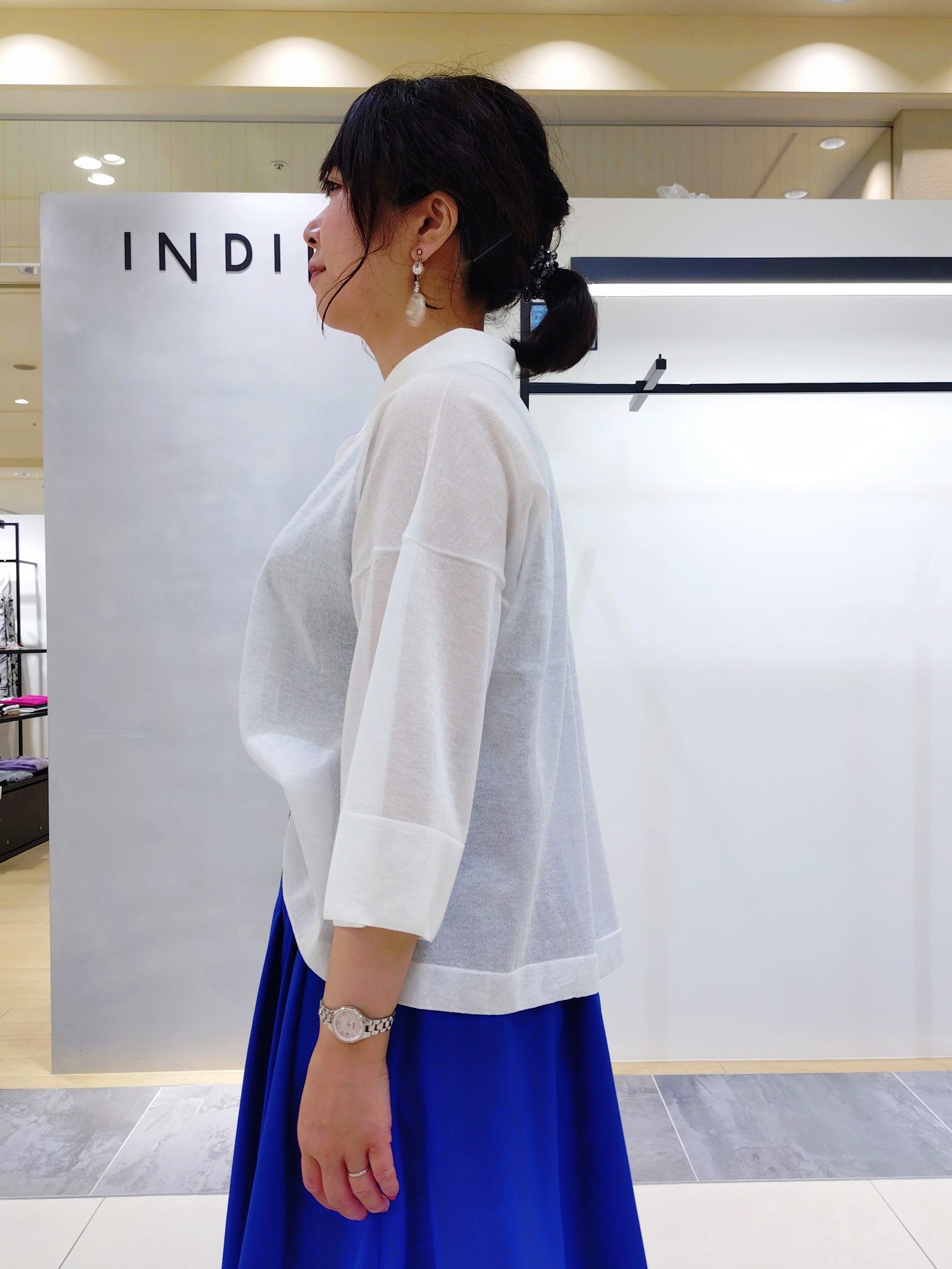 TOMOMIさんの「INDIVI｜【洗える／シアー】衿付きシャツライクニットカーディガン」を使ったコーディネート