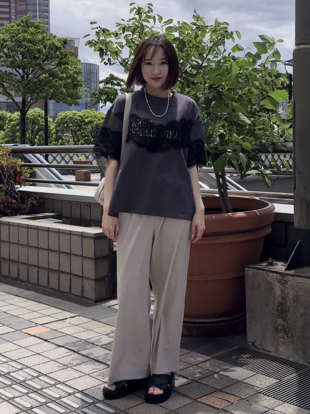 𝐜𝐡𝐢𝐤𝐚さんの「SHOO･LA･RUE｜【ひんやり/洗濯機可】レースデザインでこなれ見え ロゴプリントTシャツ」を使ったコーディネート