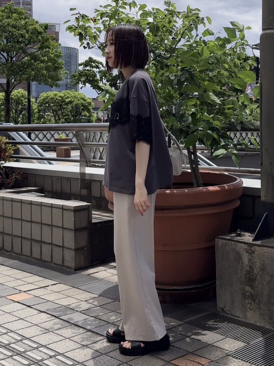 𝐜𝐡𝐢𝐤𝐚さんの「SHOO･LA･RUE｜【ひんやり/洗濯機可】レースデザインでこなれ見え ロゴプリントTシャツ」を使ったコーディネート