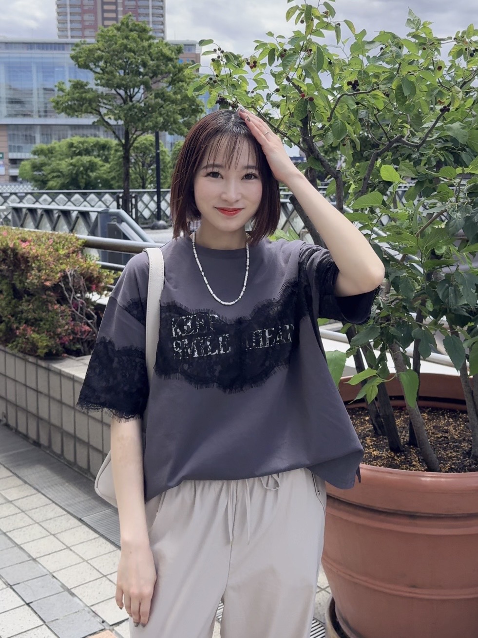 𝐜𝐡𝐢𝐤𝐚さんの「SHOO･LA･RUE｜【ひんやり/洗濯機可】レースデザインでこなれ見え ロゴプリントTシャツ」を使ったコーディネート