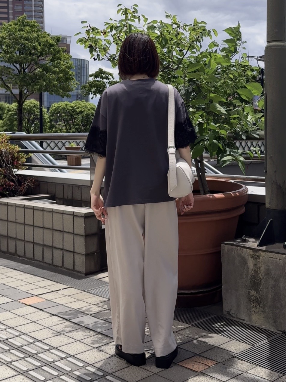 𝐜𝐡𝐢𝐤𝐚さんの「SHOO･LA･RUE｜【ひんやり/洗濯機可】レースデザインでこなれ見え ロゴプリントTシャツ」を使ったコーディネート